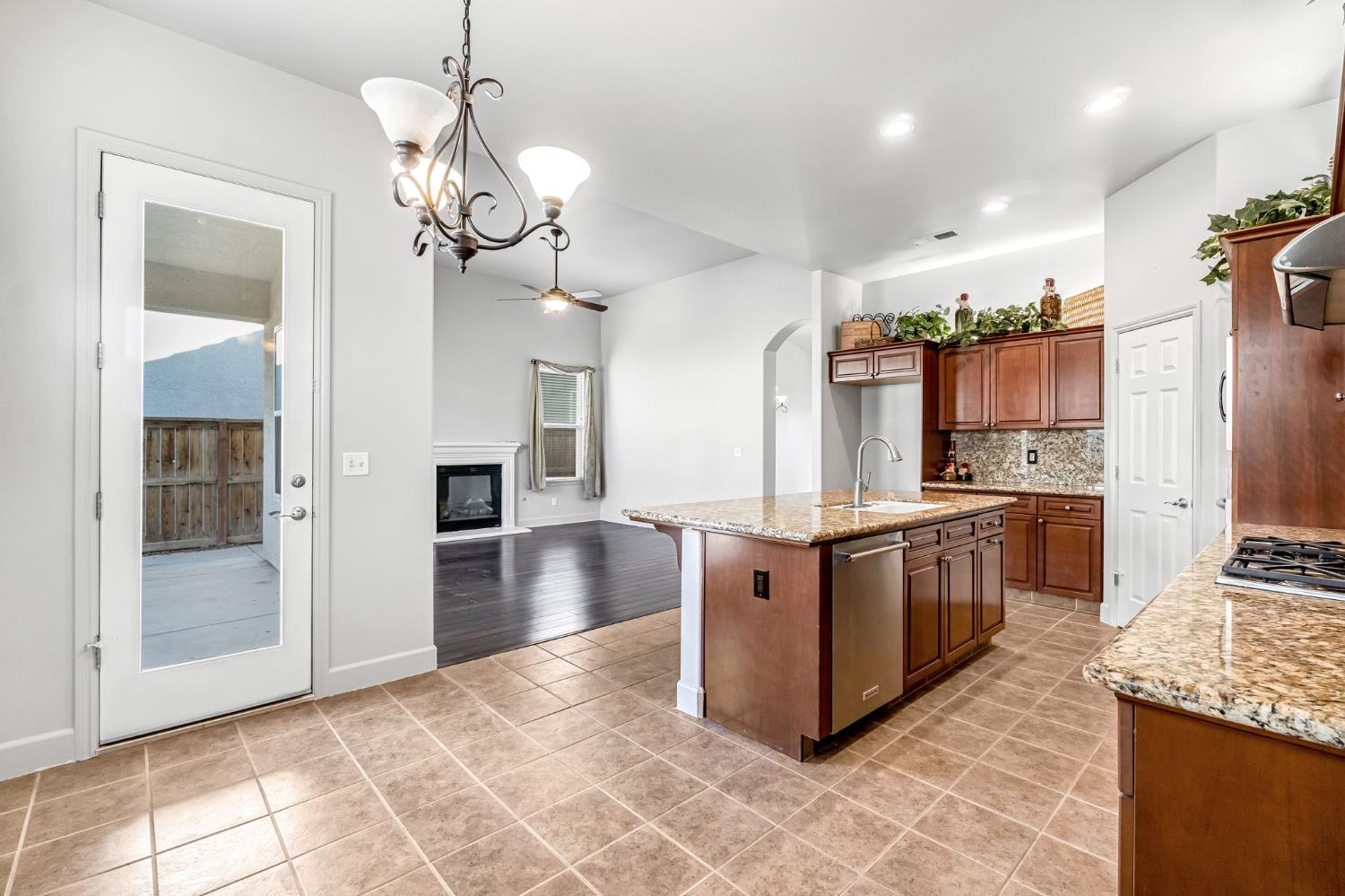 7261 N Ivanhoe Ave, Fresno, CA 93722