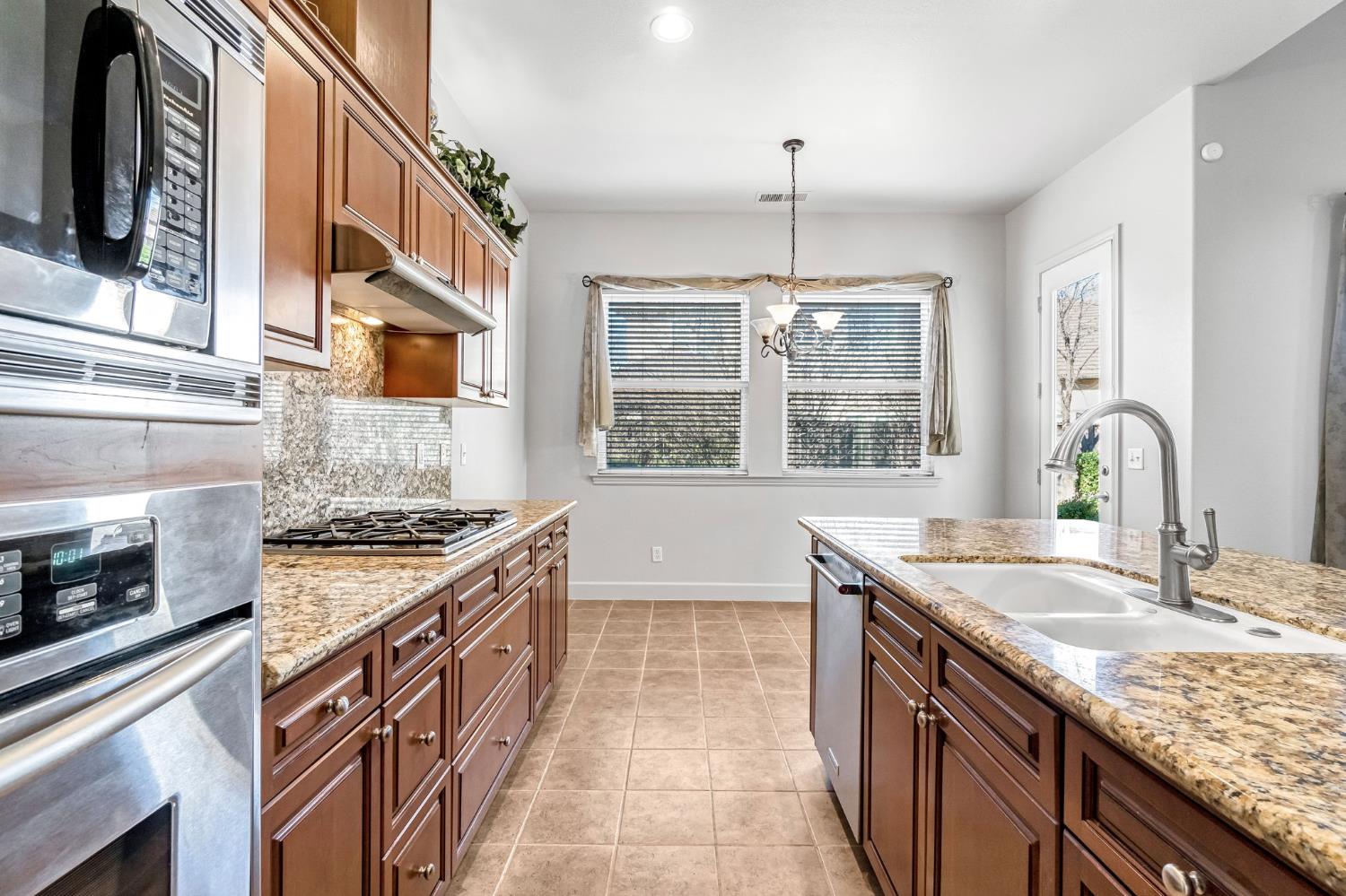 7261 N Ivanhoe Ave, Fresno, CA 93722