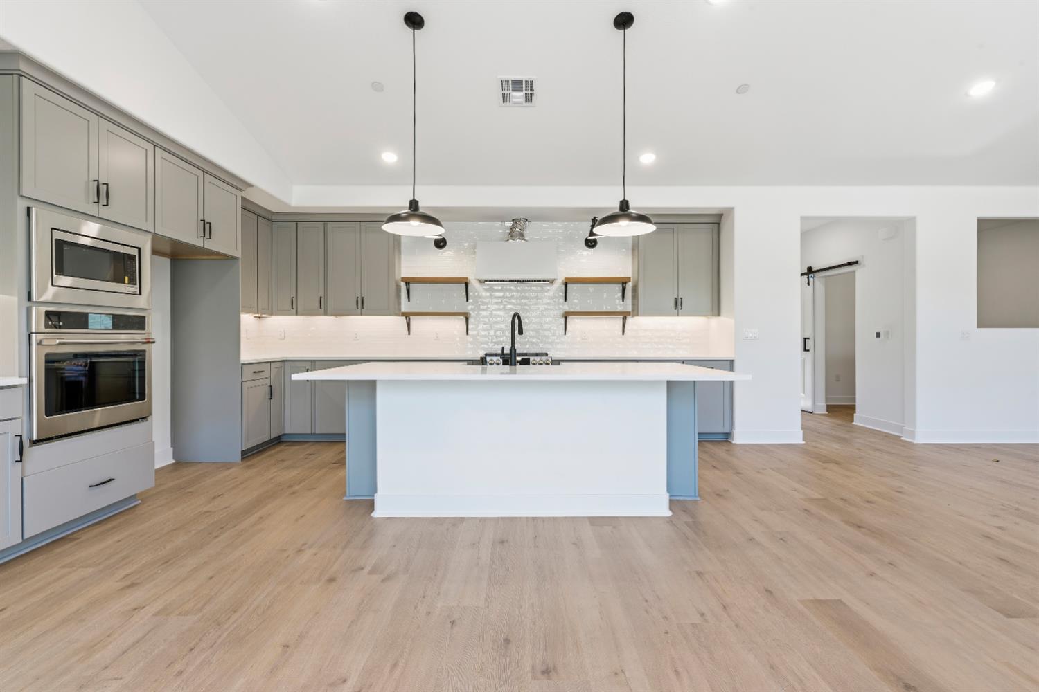 8069 Cottonwood Dr, Friant, CA 93626