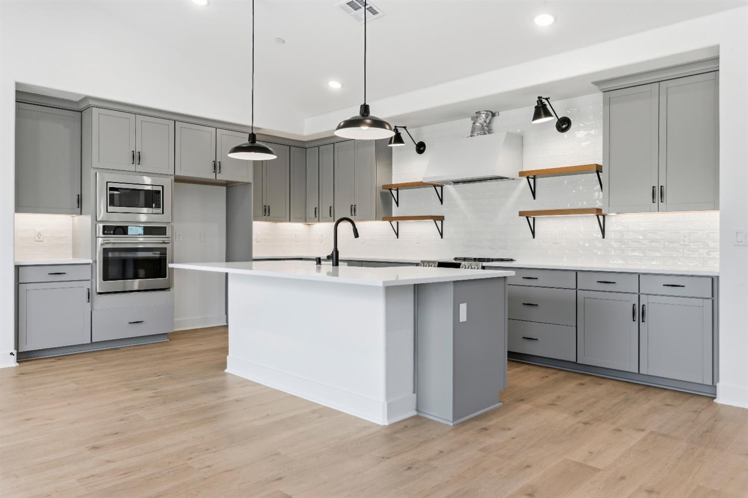 8069 Cottonwood Dr, Friant, CA 93626