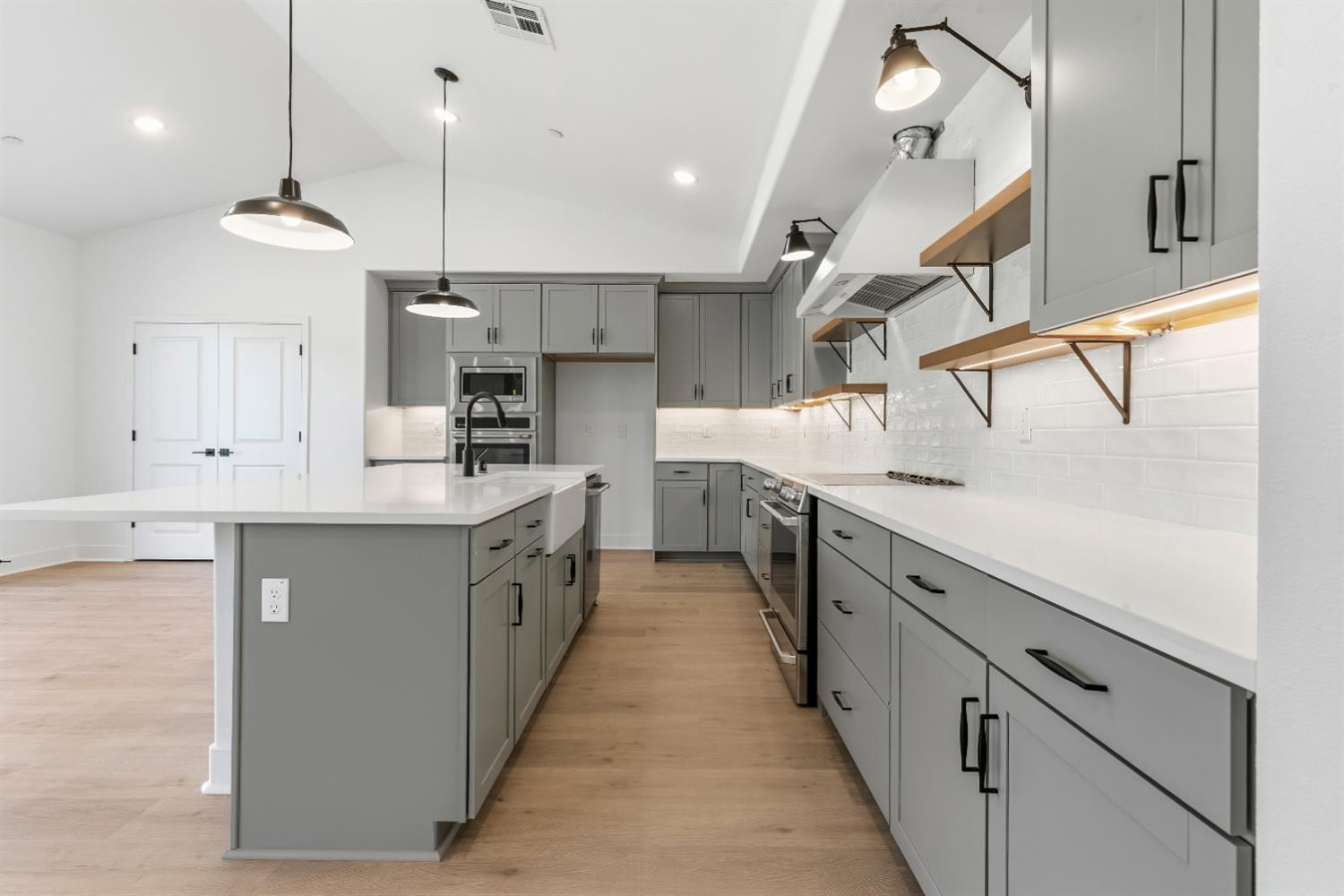 8069 Cottonwood Dr, Friant, CA 93626