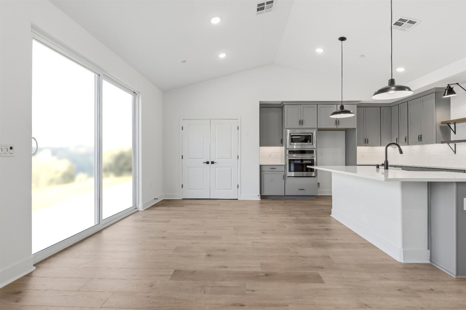 8069 Cottonwood Dr, Friant, CA 93626