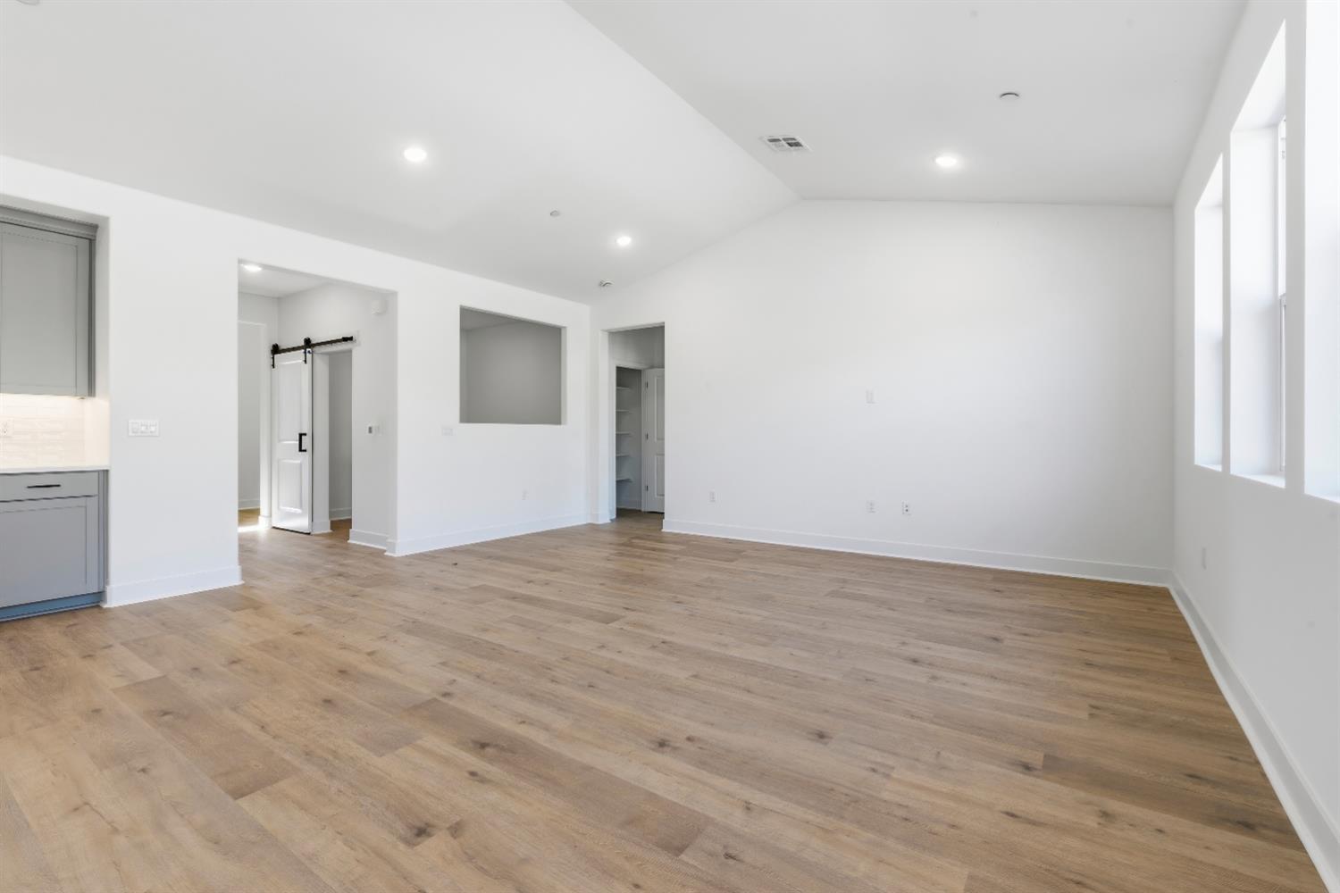 8069 Cottonwood Dr, Friant, CA 93626