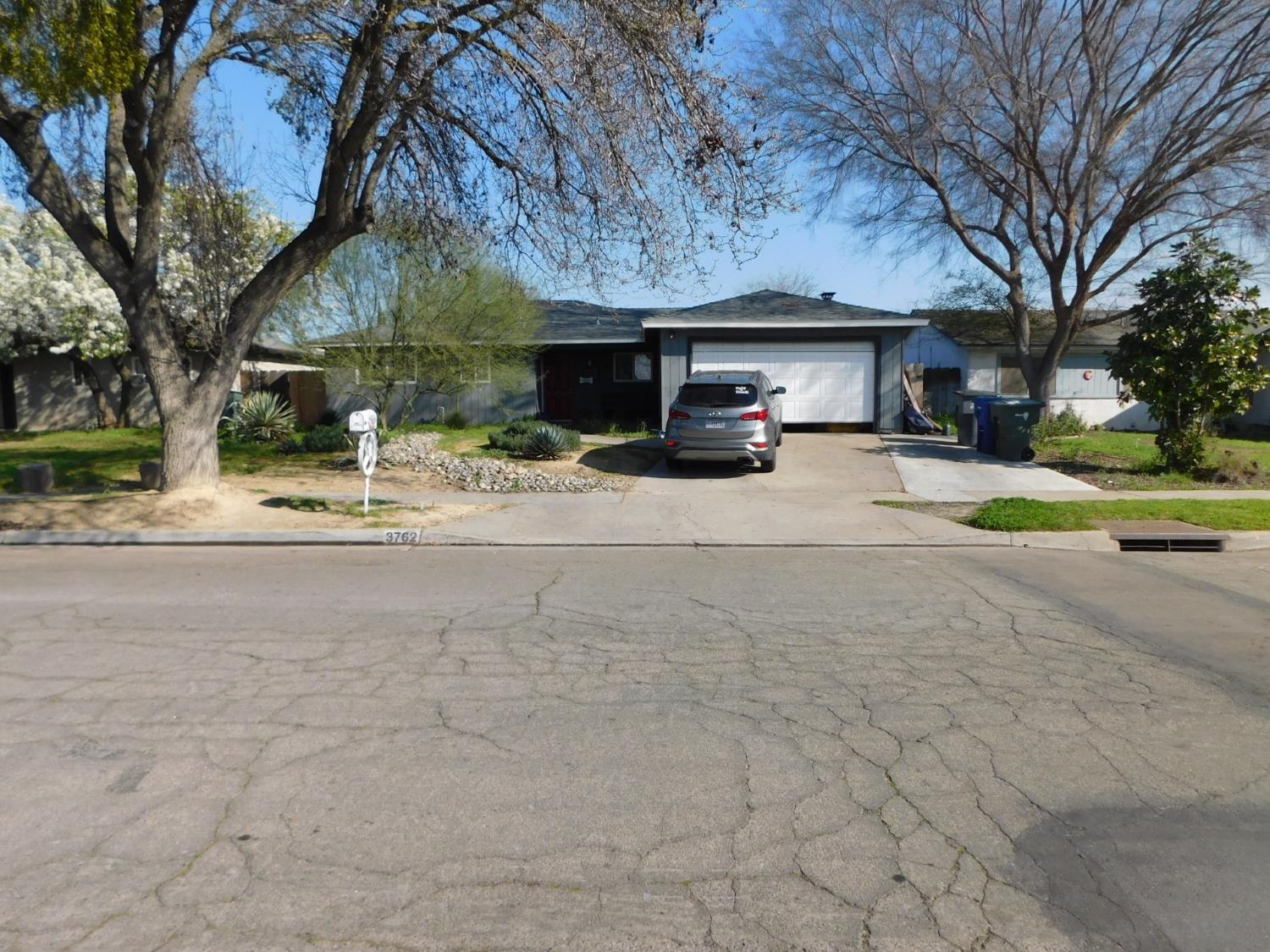 3762 N Claremont Ave N, Fresno, CA 93727