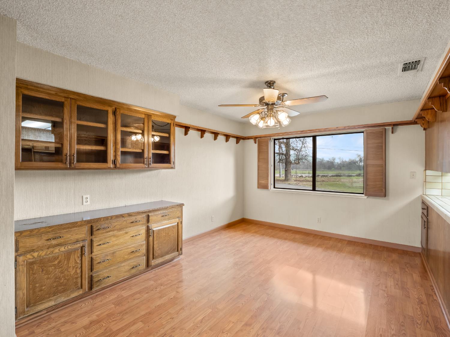 19240 E Trimmer Springs Rd, Sanger, CA 93657