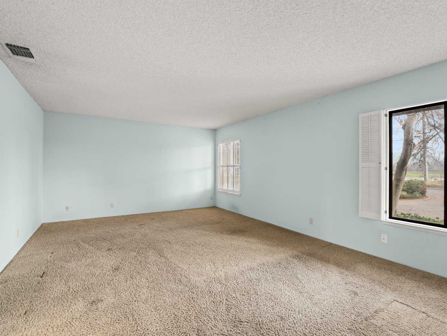 19240 E Trimmer Springs Rd, Sanger, CA 93657