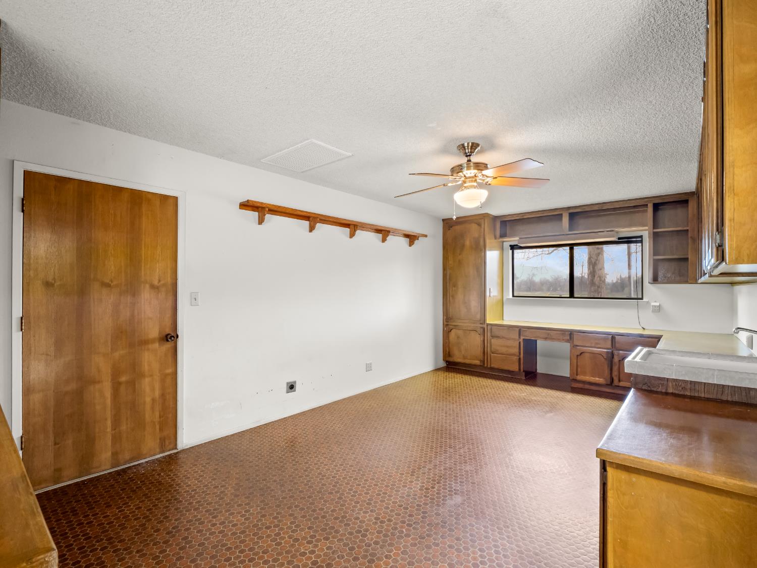 19240 E Trimmer Springs Rd, Sanger, CA 93657