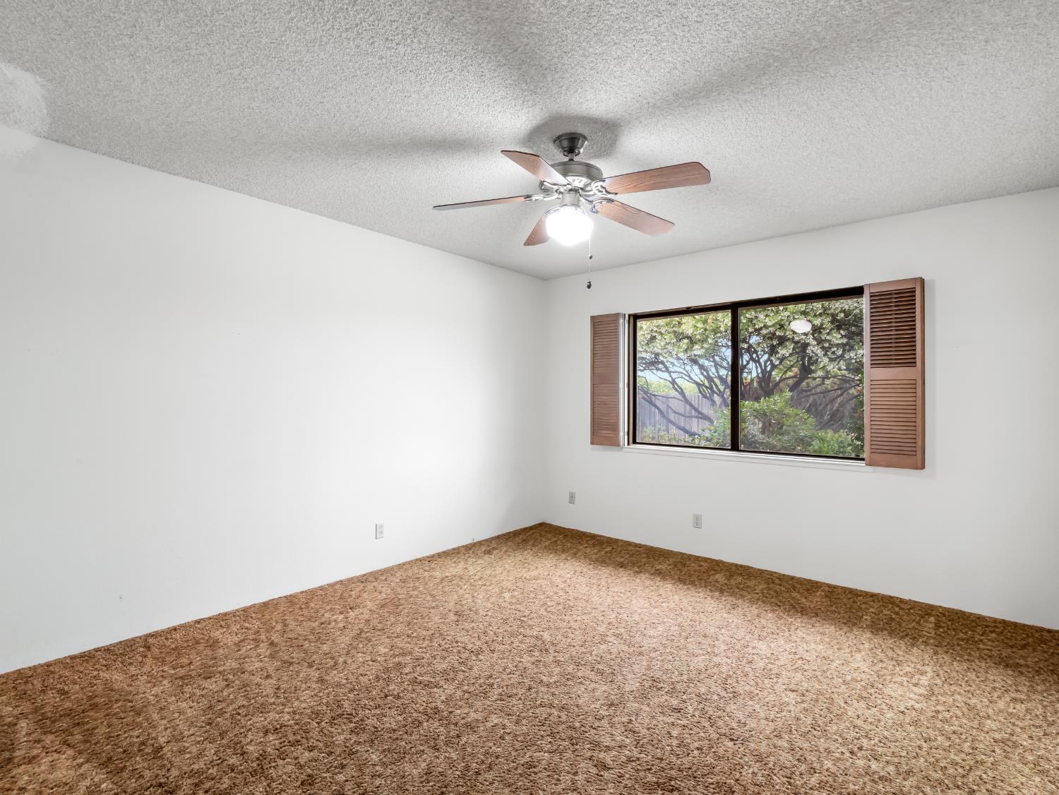 19240 E Trimmer Springs Rd, Sanger, CA 93657