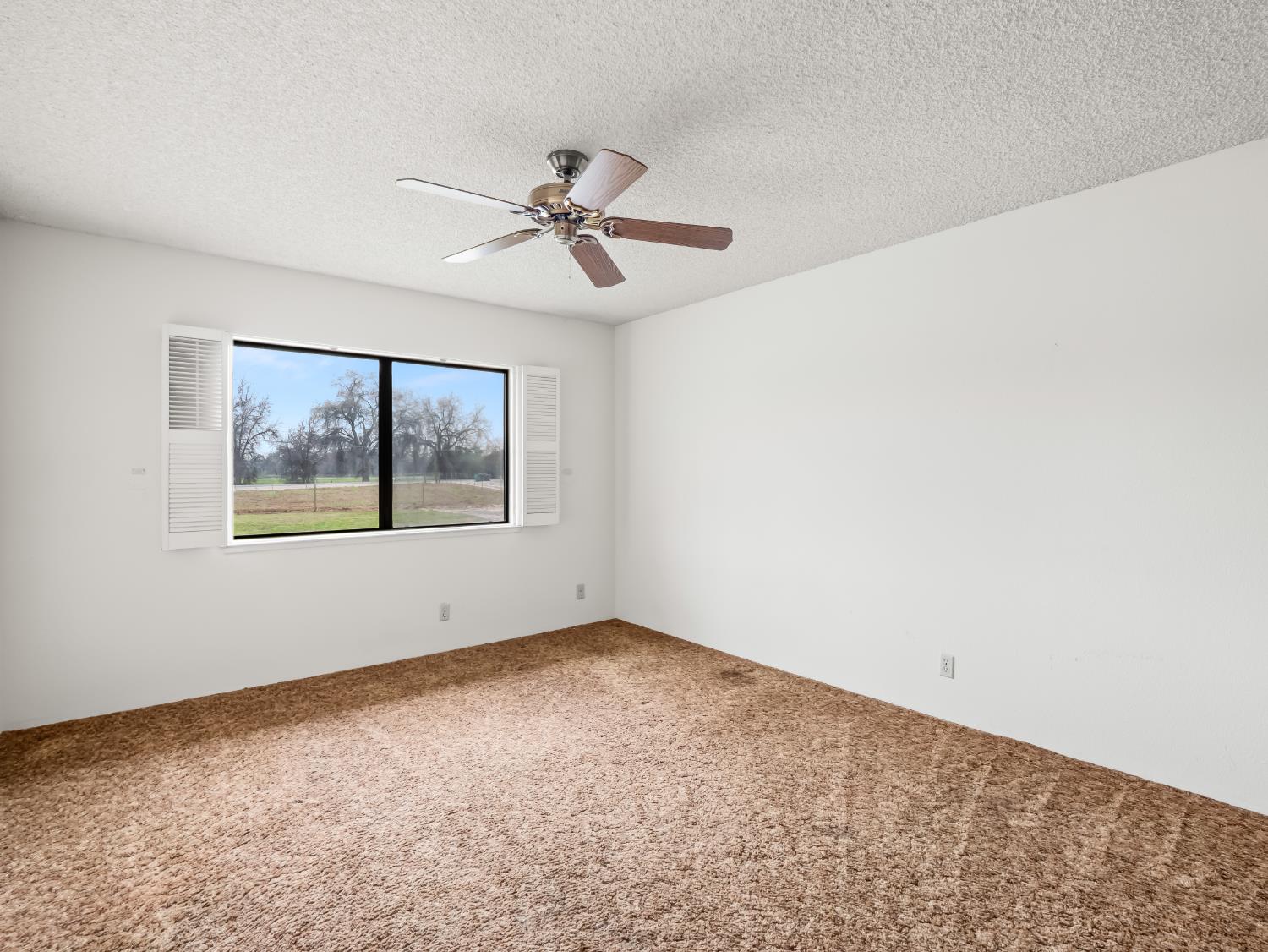 19240 E Trimmer Springs Rd, Sanger, CA 93657