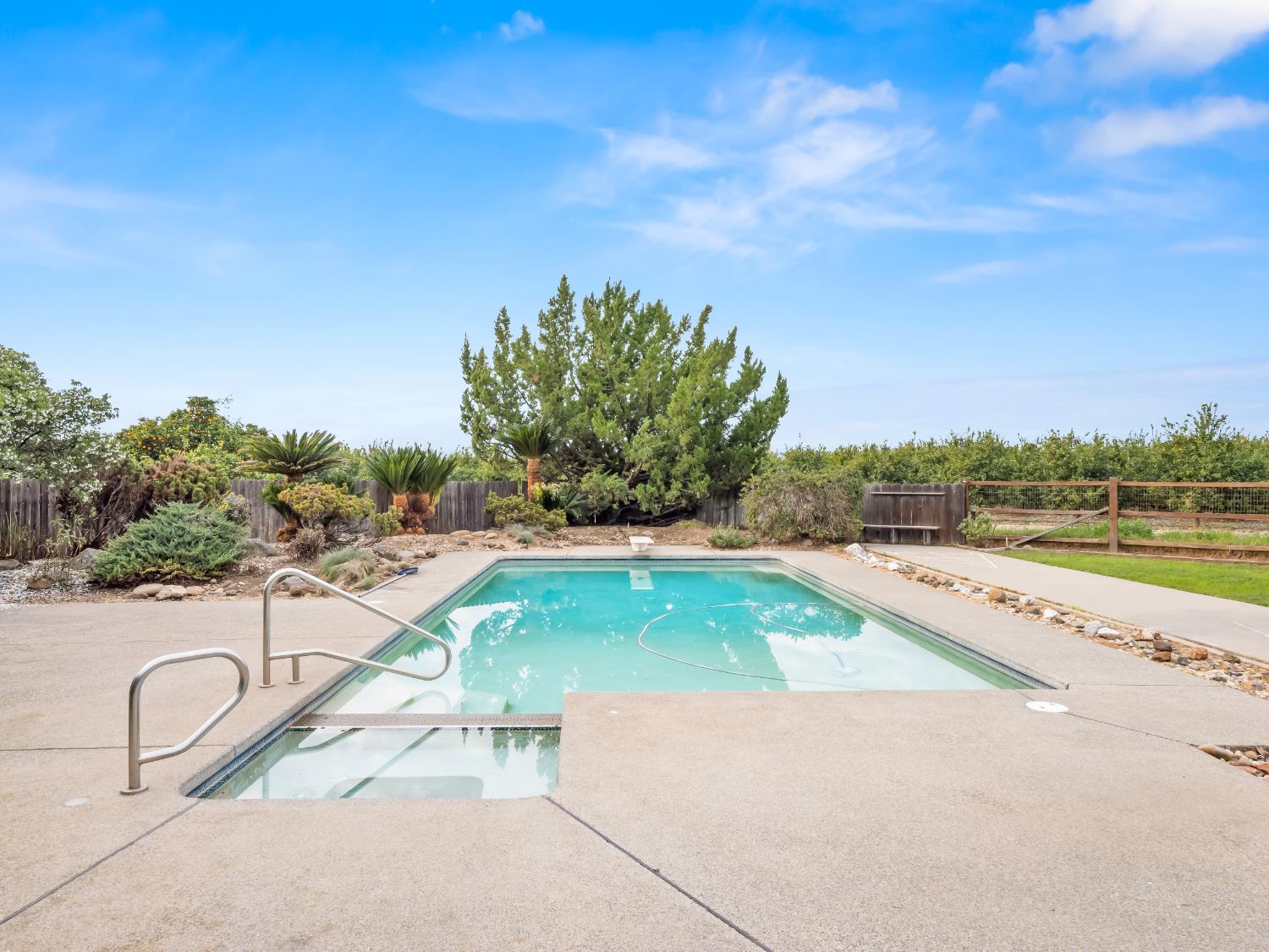 19240 E Trimmer Springs Rd, Sanger, CA 93657