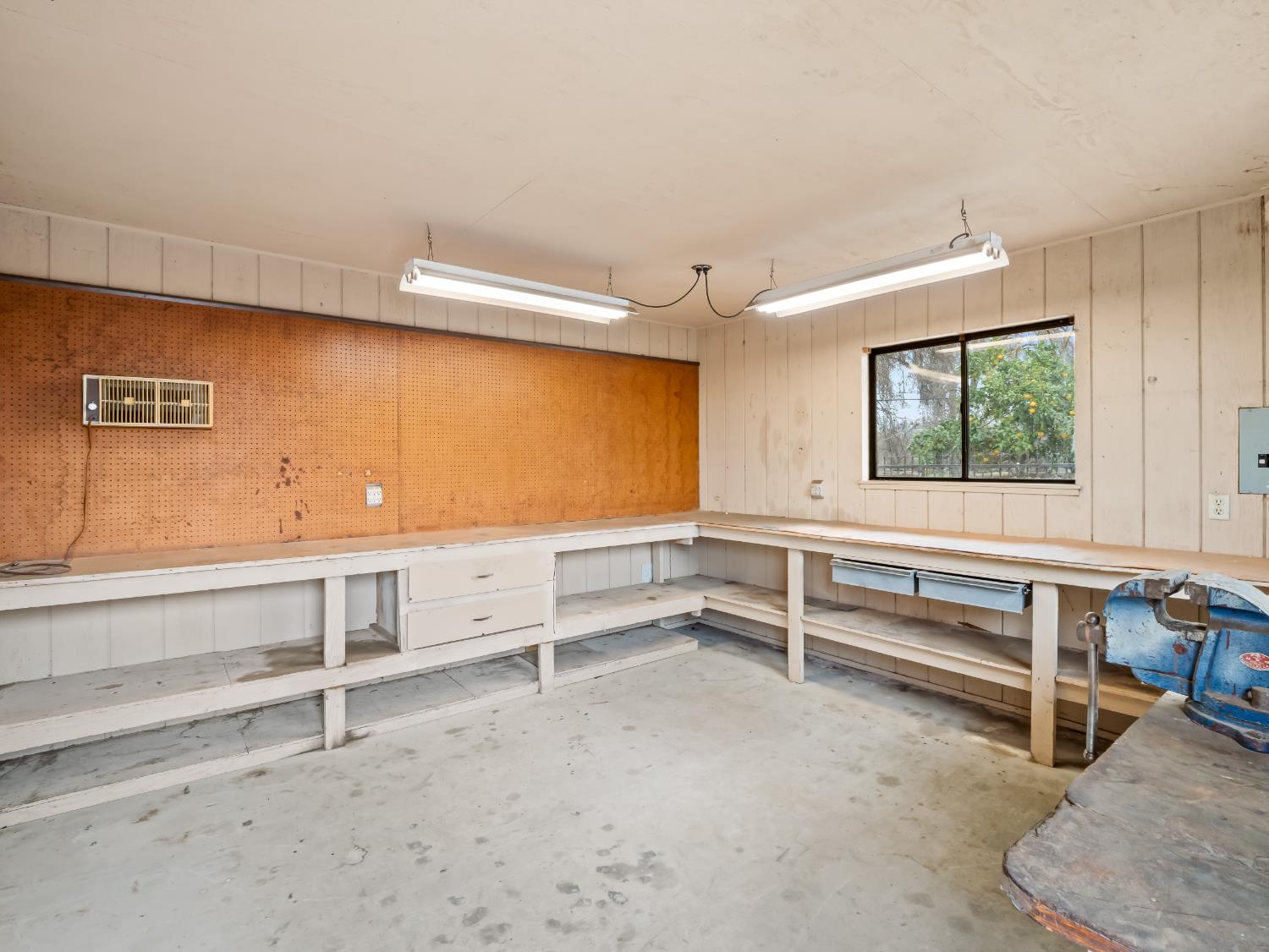 19240 E Trimmer Springs Rd, Sanger, CA 93657