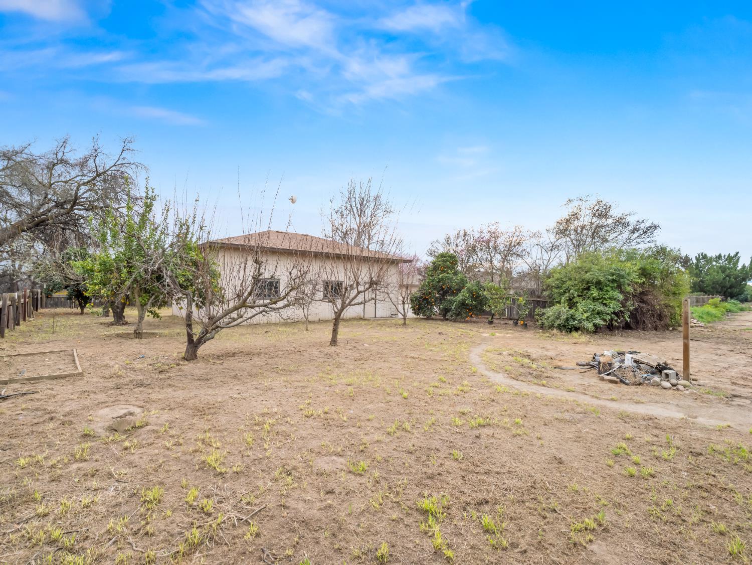 19240 E Trimmer Springs Rd, Sanger, CA 93657