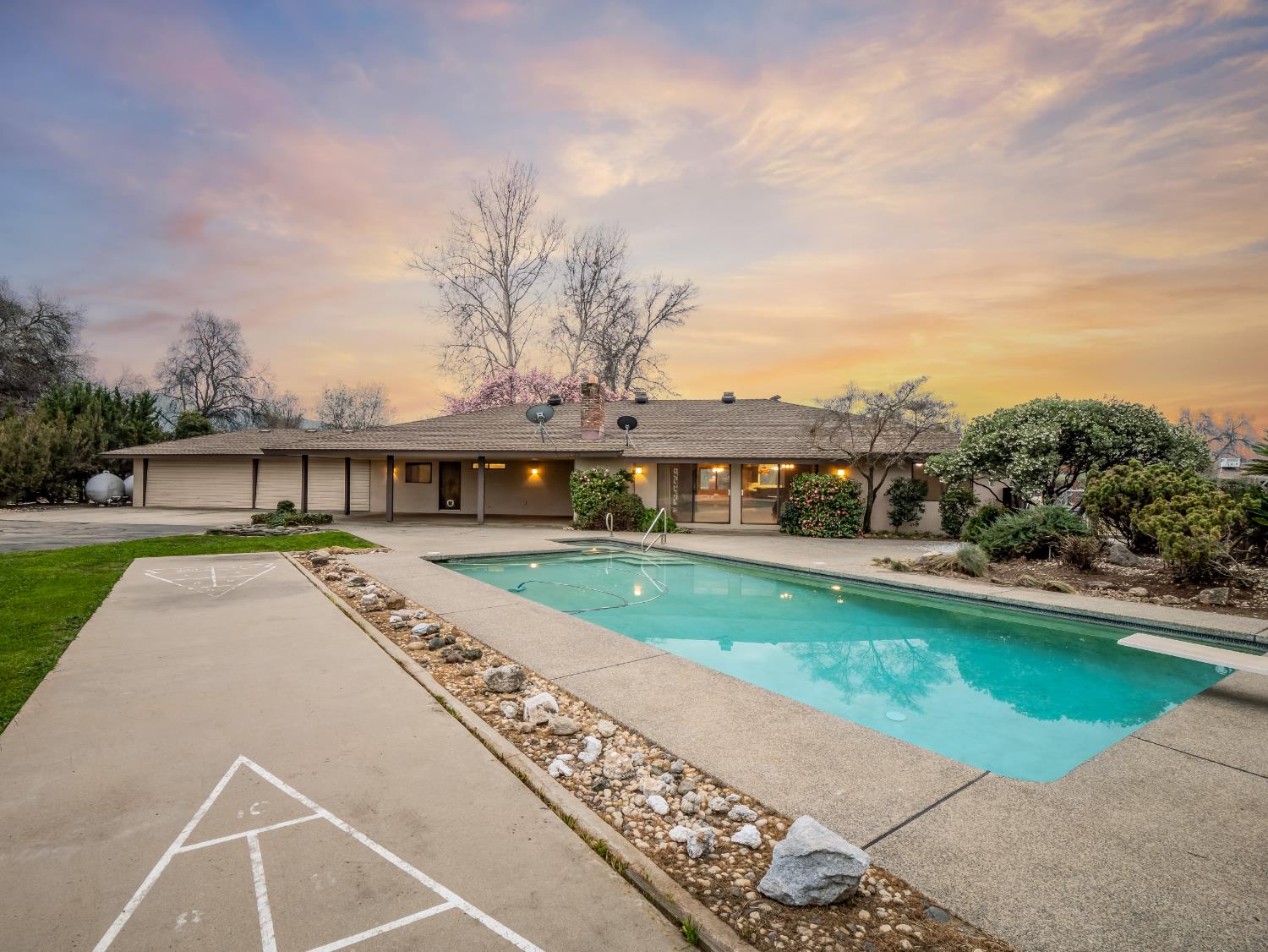 19240 E Trimmer Springs Rd, Sanger, CA 93657