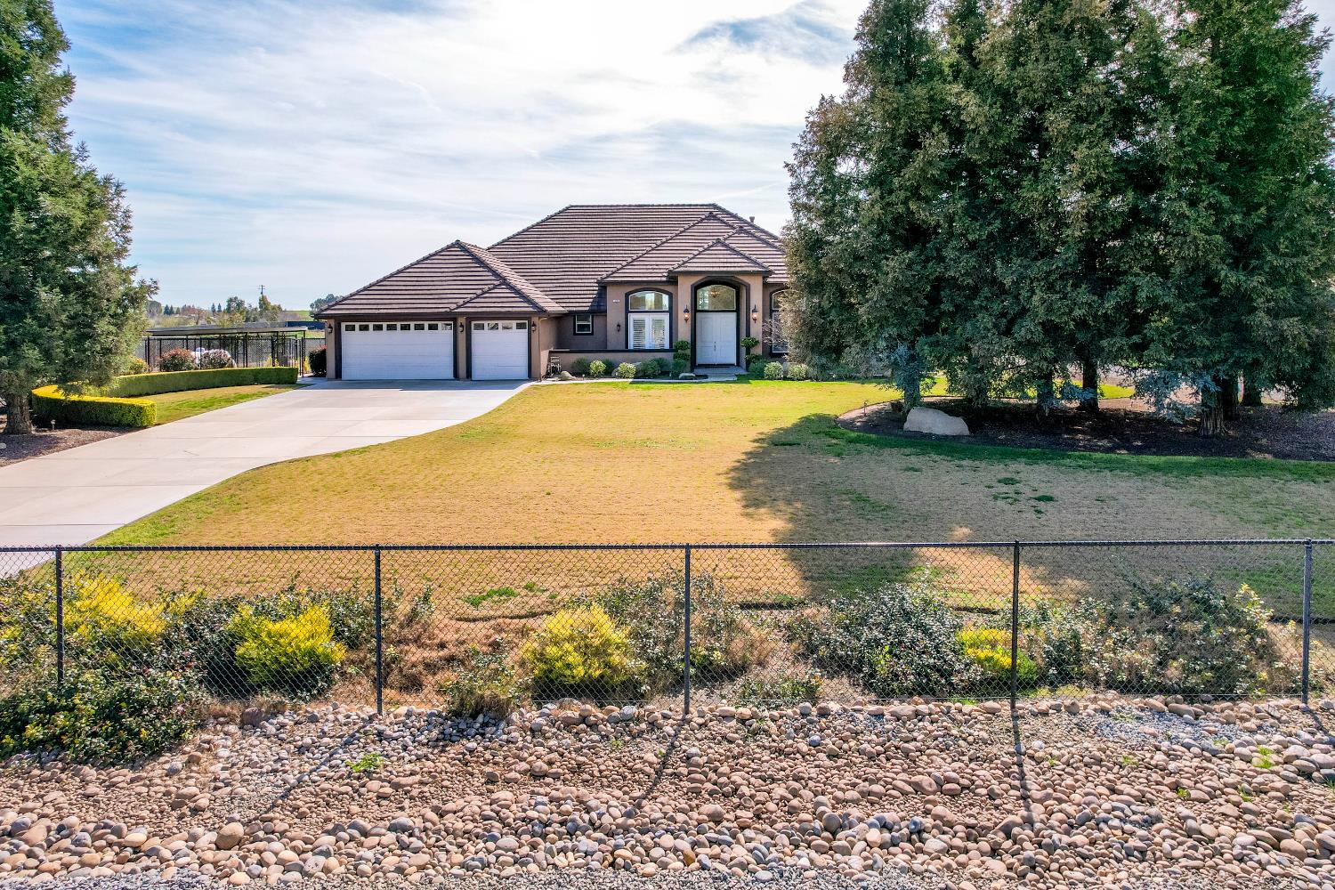 13209 E Falcon Meadow Ln, Clovis, CA 93619