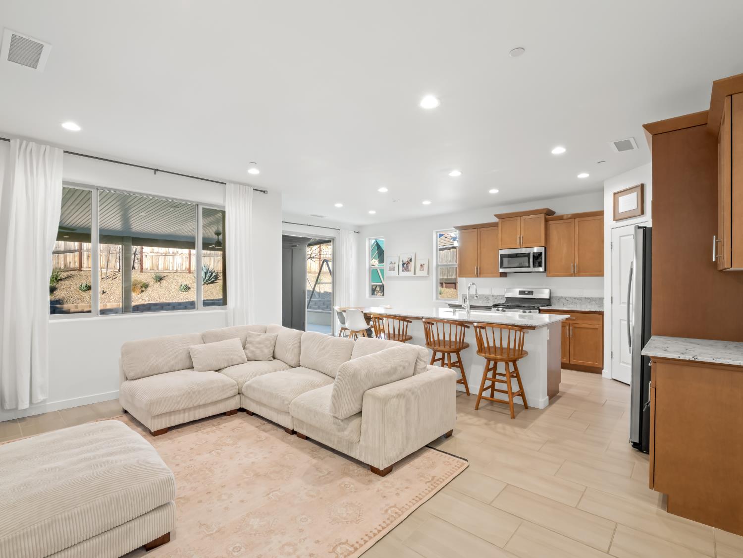 673 Redrock Dr, Madera, CA 93636