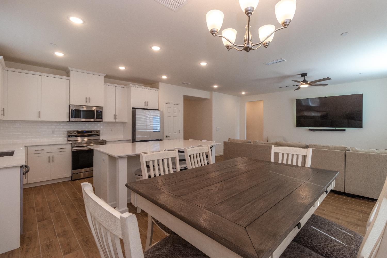 1158 Encore Way W, Madera, CA 93636