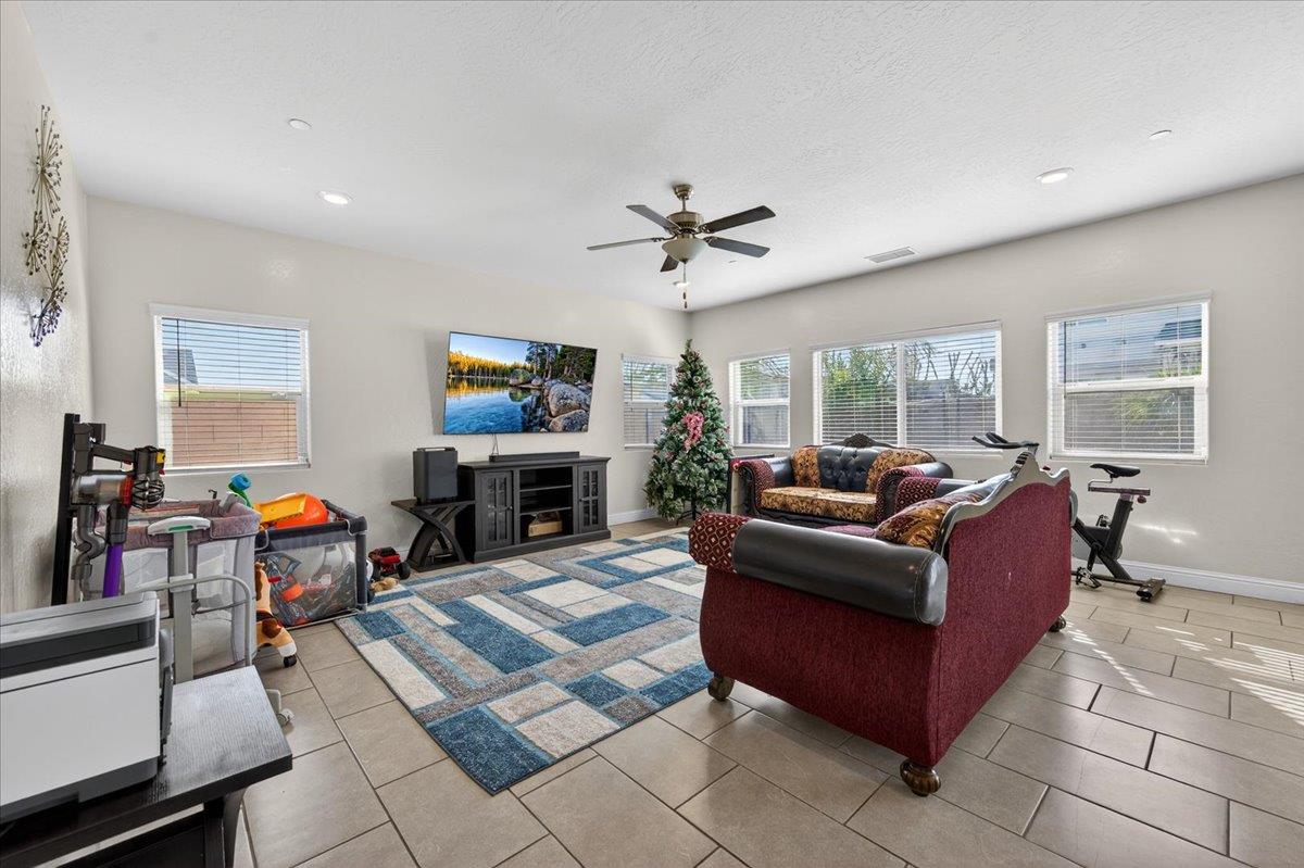 5986 E Pitt Ave, Fresno, CA 93727