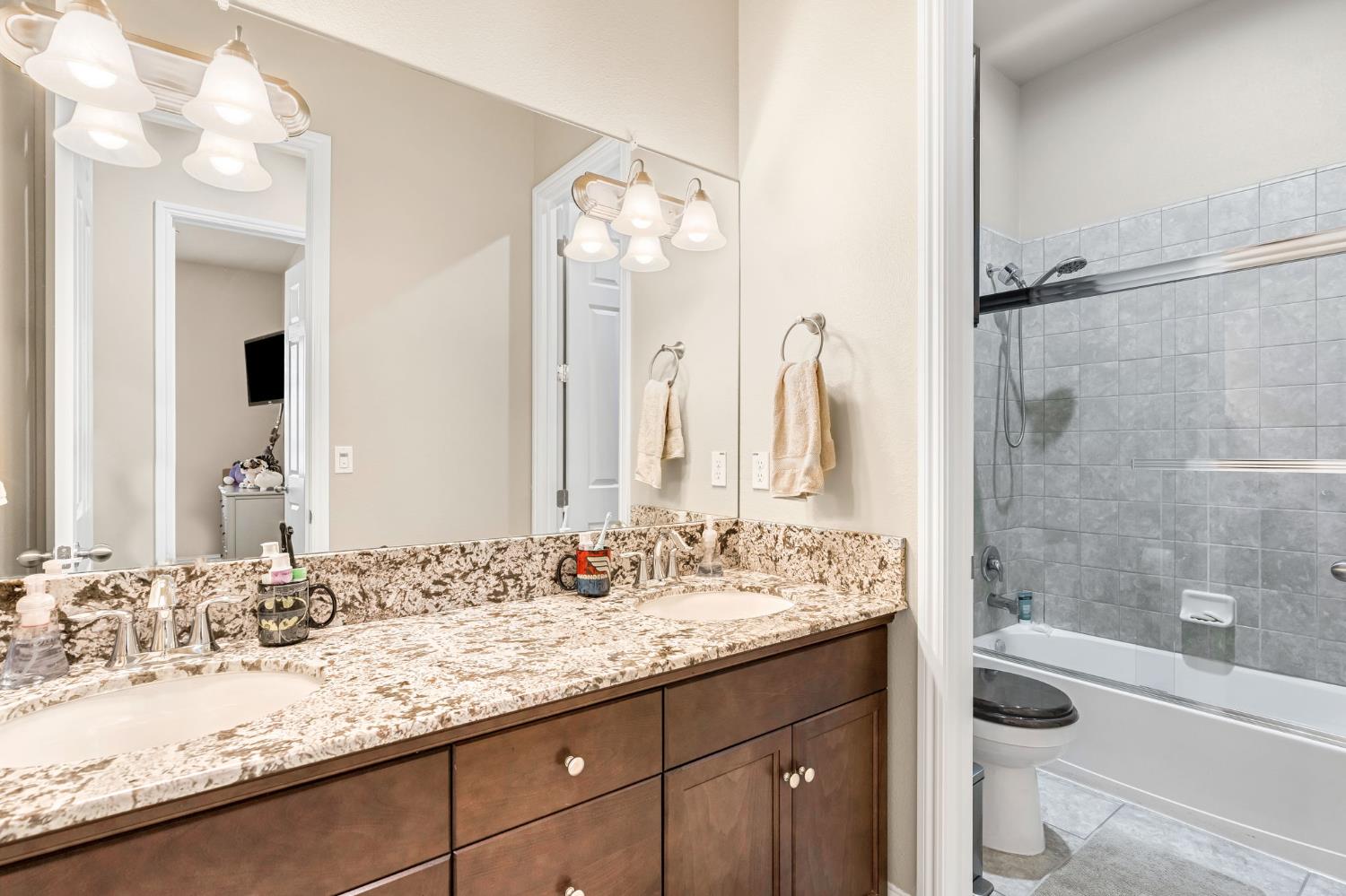 3255 Roberts Ave, Clovis, CA 93619