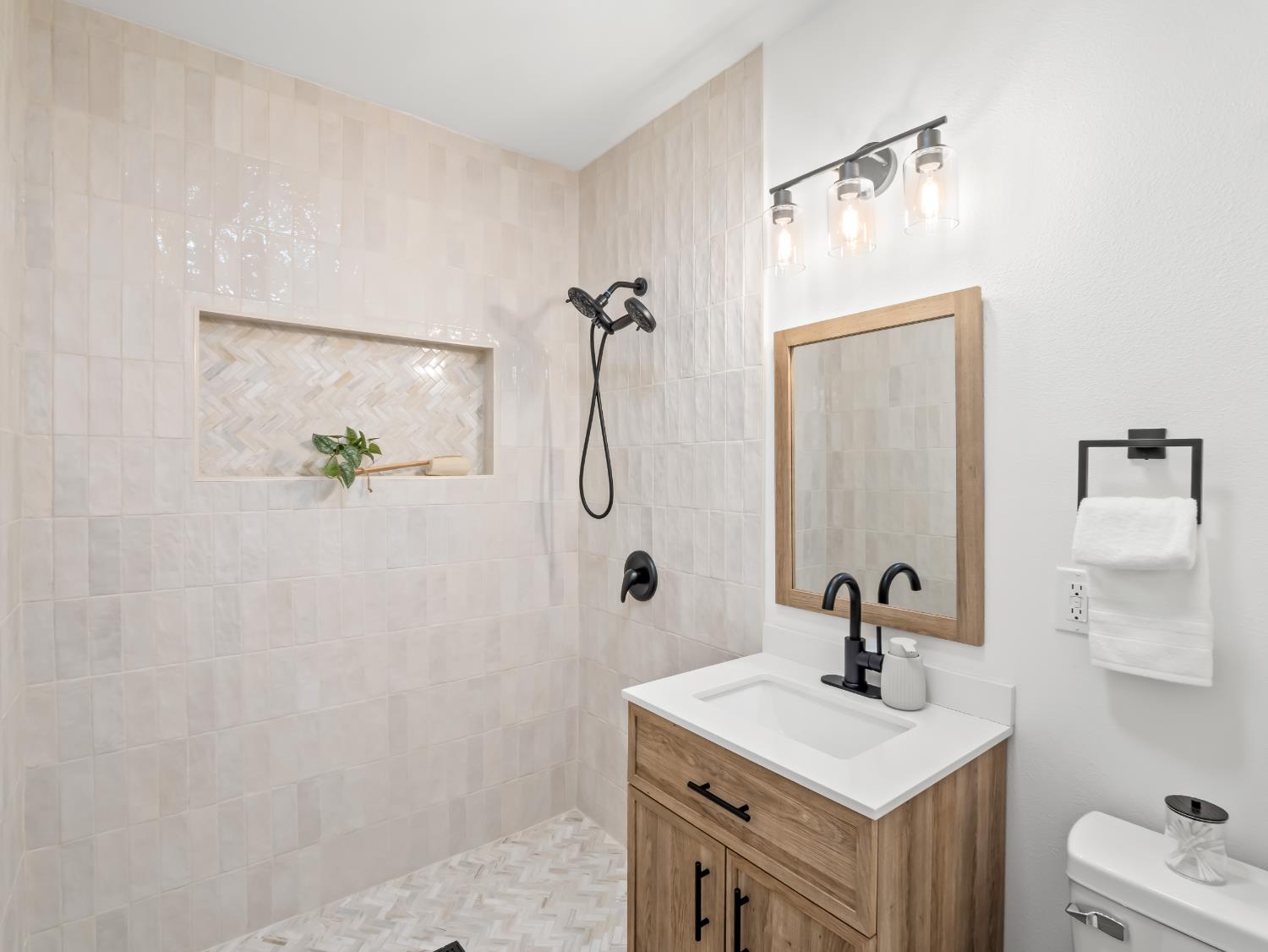 927 N St, Sanger, CA 93657