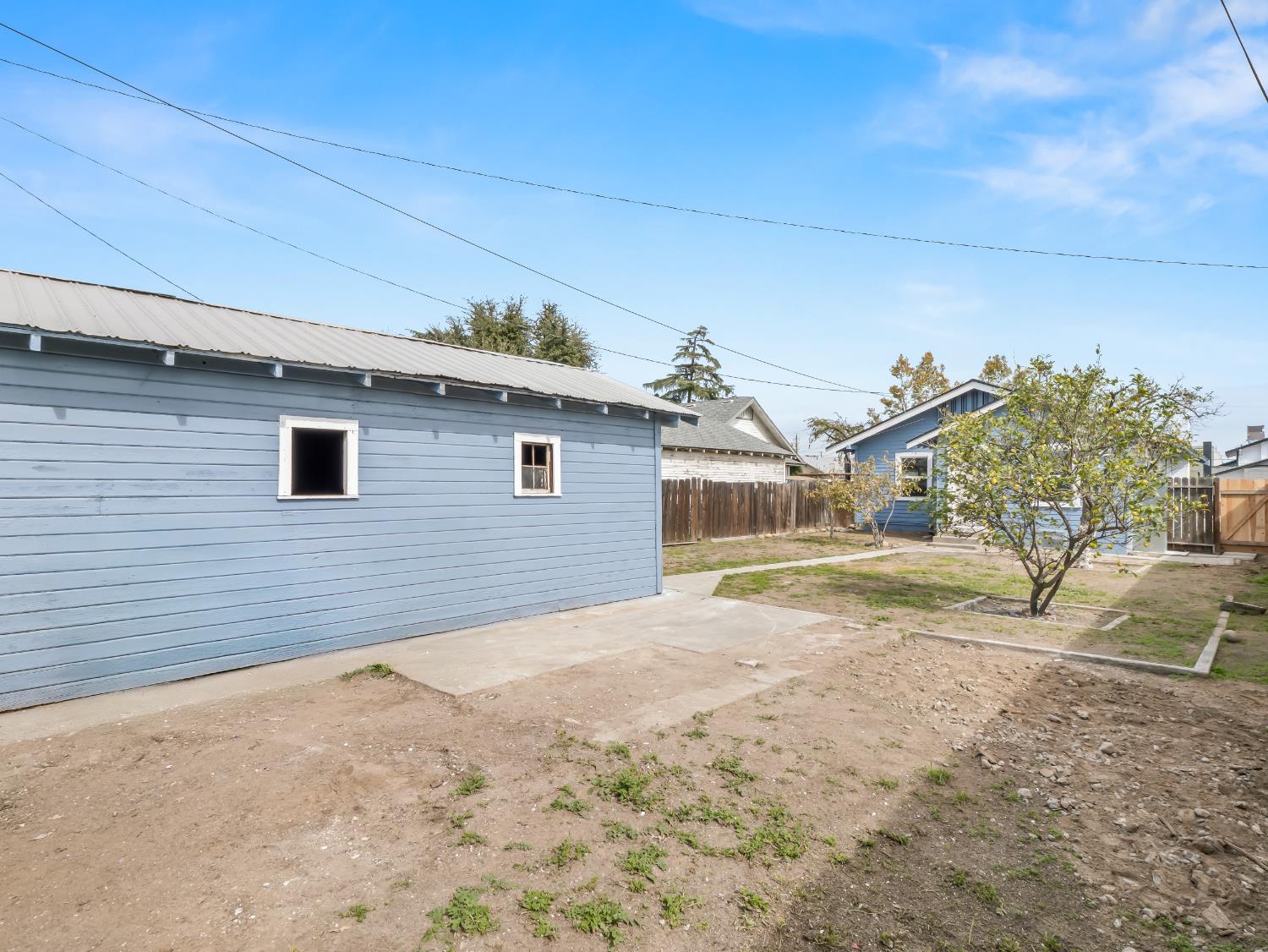 927 N St, Sanger, CA 93657
