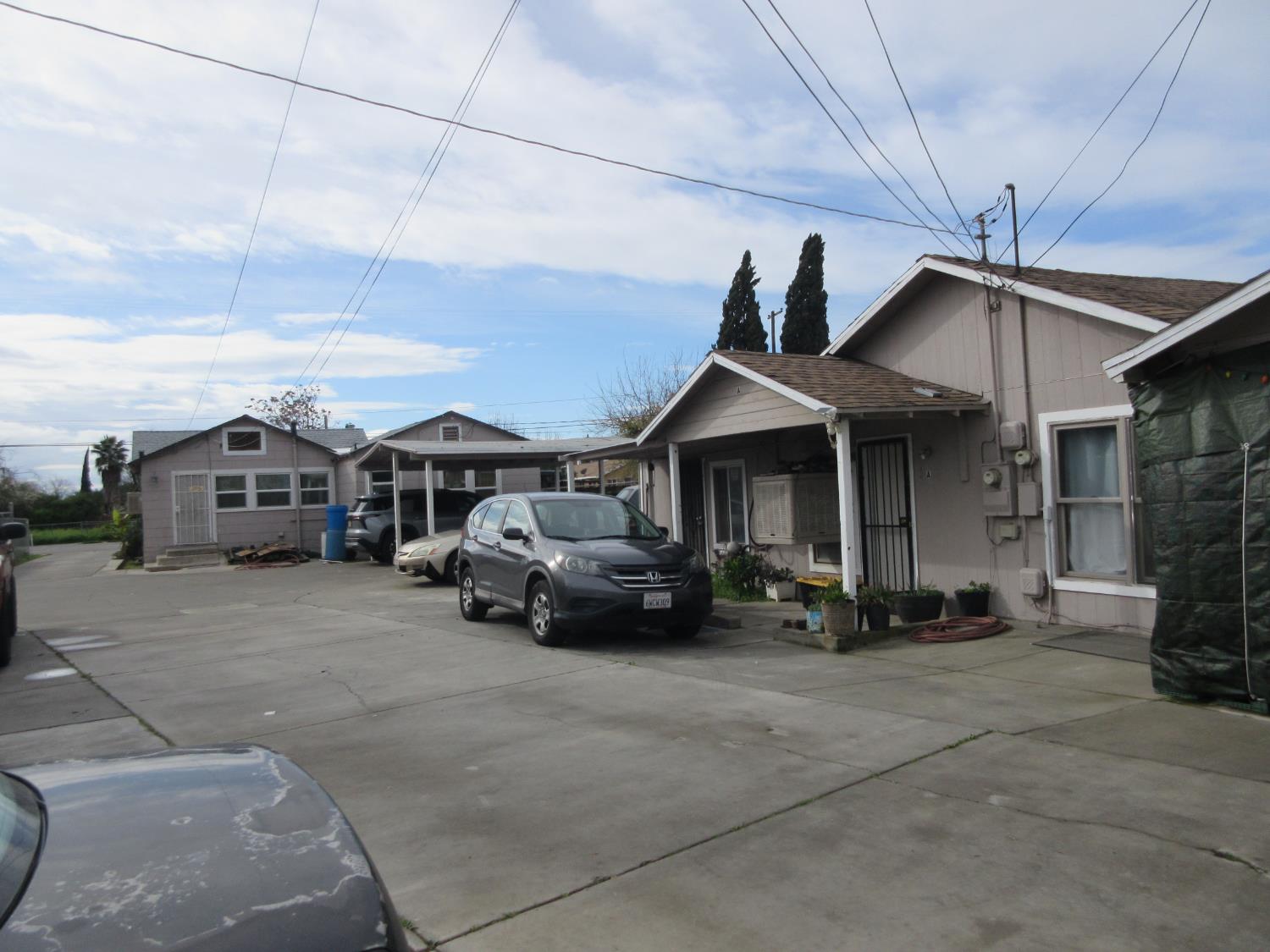 150 W Whites Bridge Ave, Fresno, CA 93706