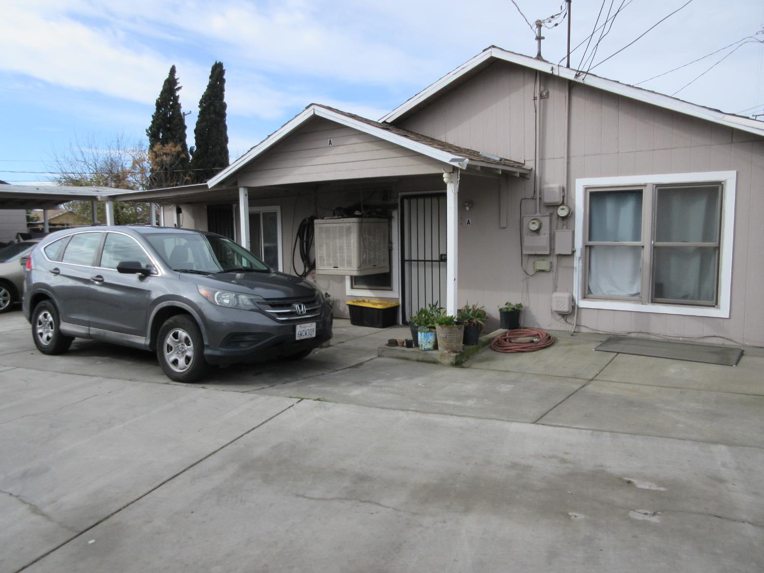 150 W Whites Bridge Ave, Fresno, CA 93706