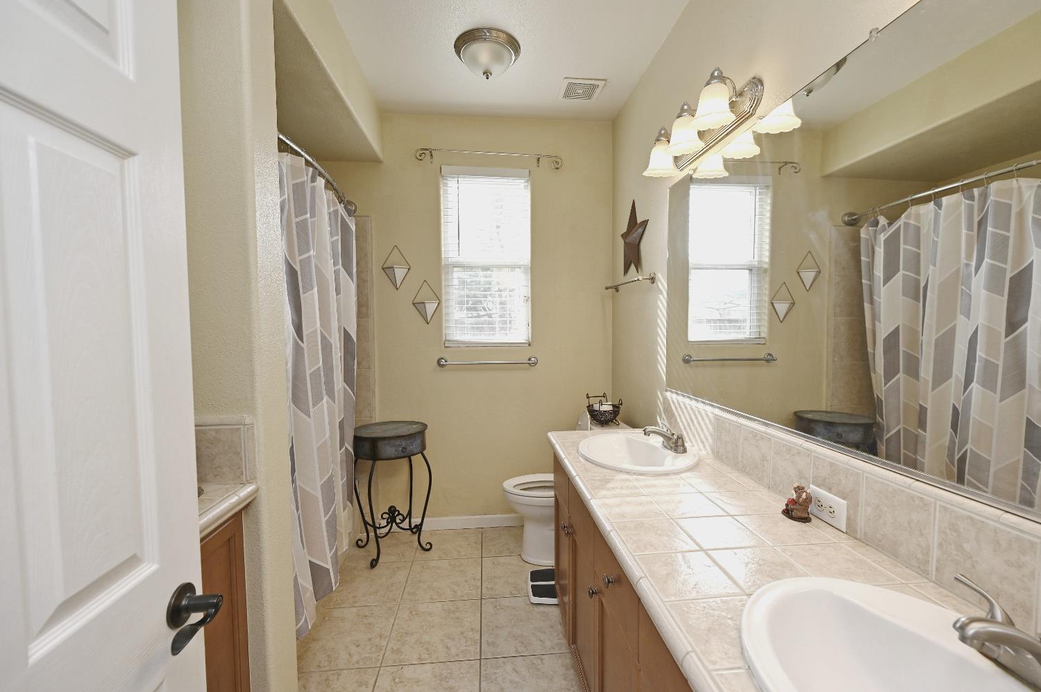 4793 N Emerald Peak Dr, Clovis, CA 93619