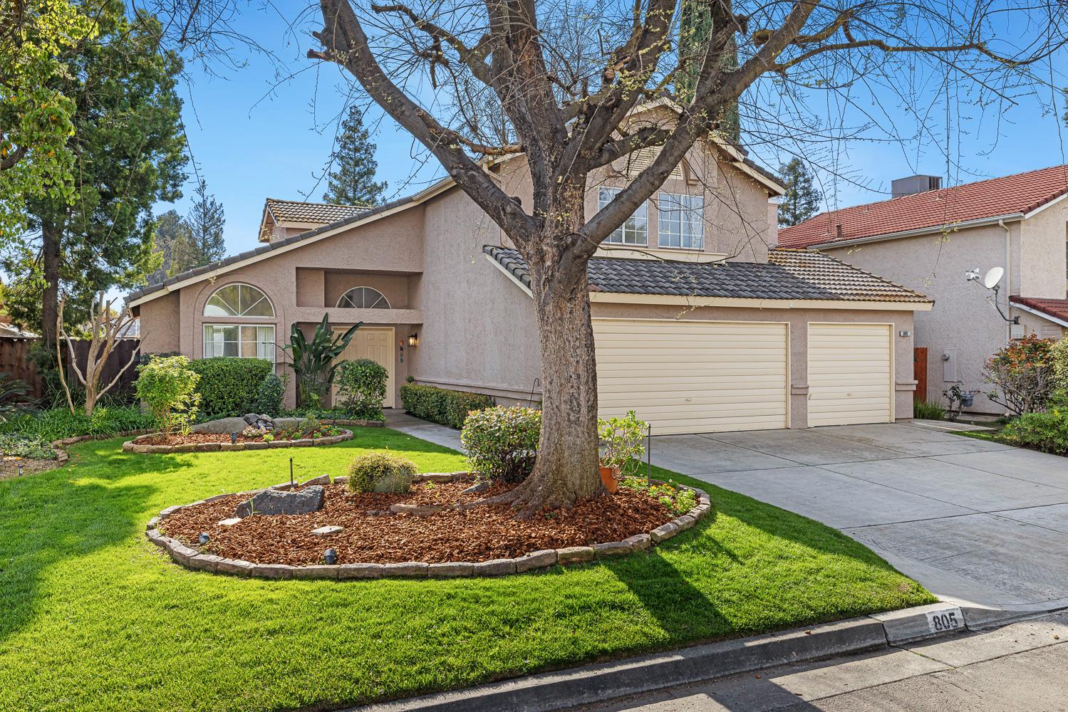 805 E Buckhill Rd, Fresno, CA 93720