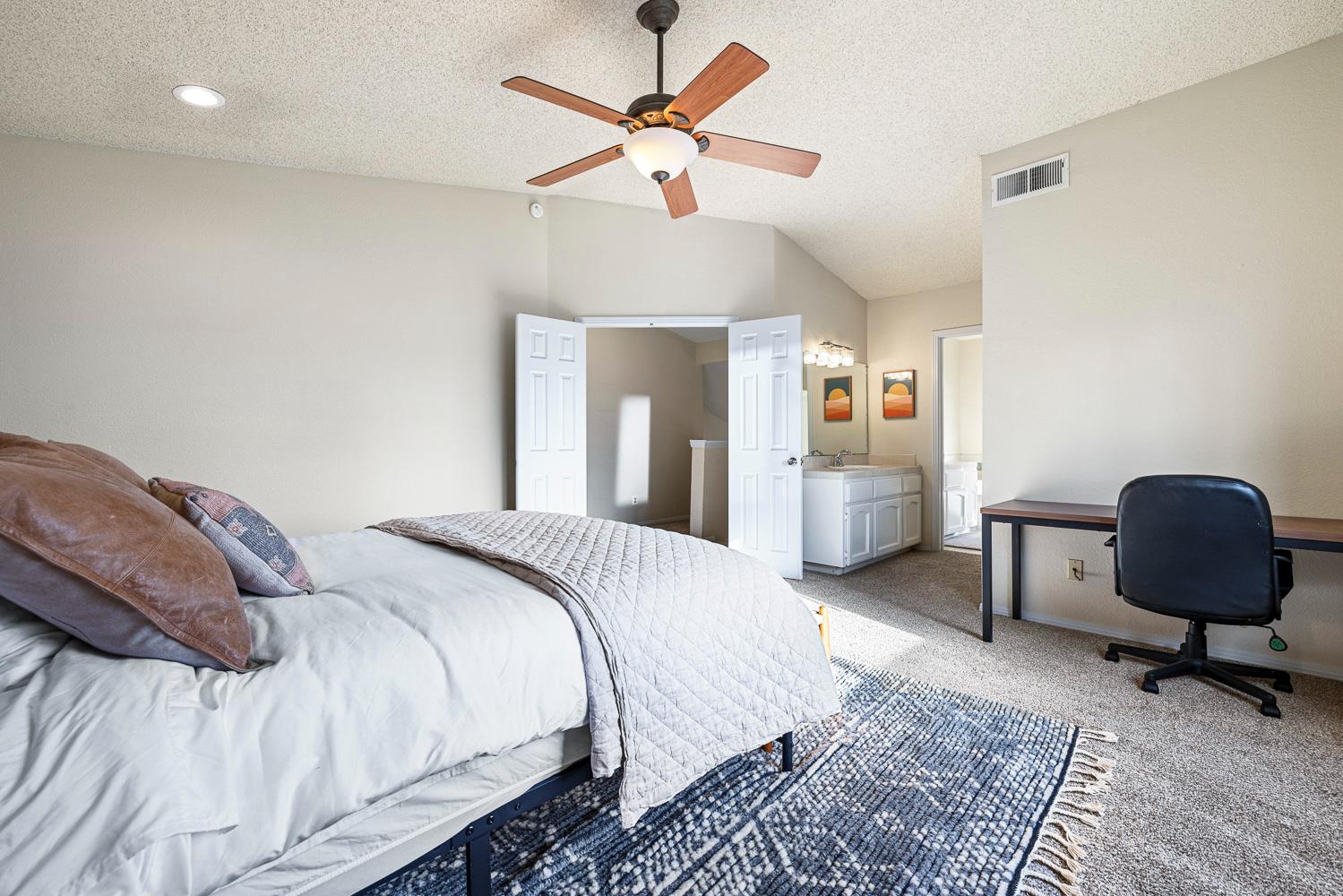 805 E Buckhill Rd, Fresno, CA 93720