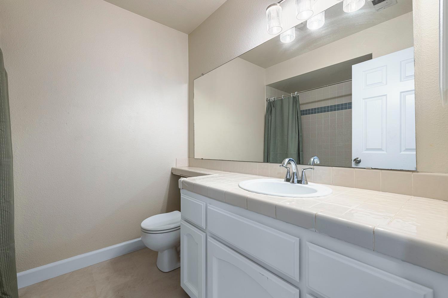 805 E Buckhill Rd, Fresno, CA 93720