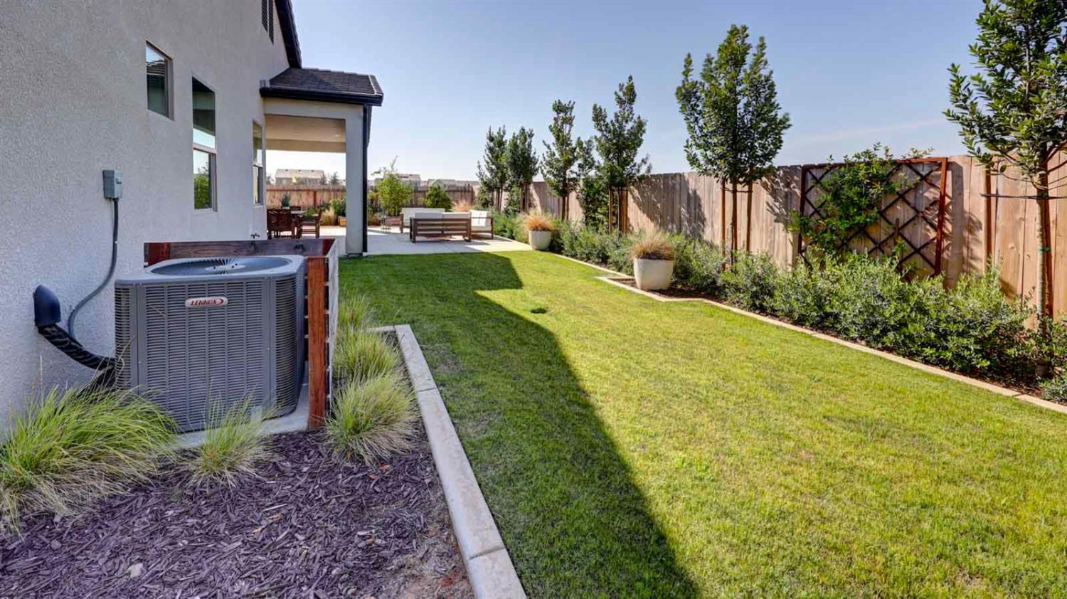 1124 Sophie Dr W, Madera, CA 93636