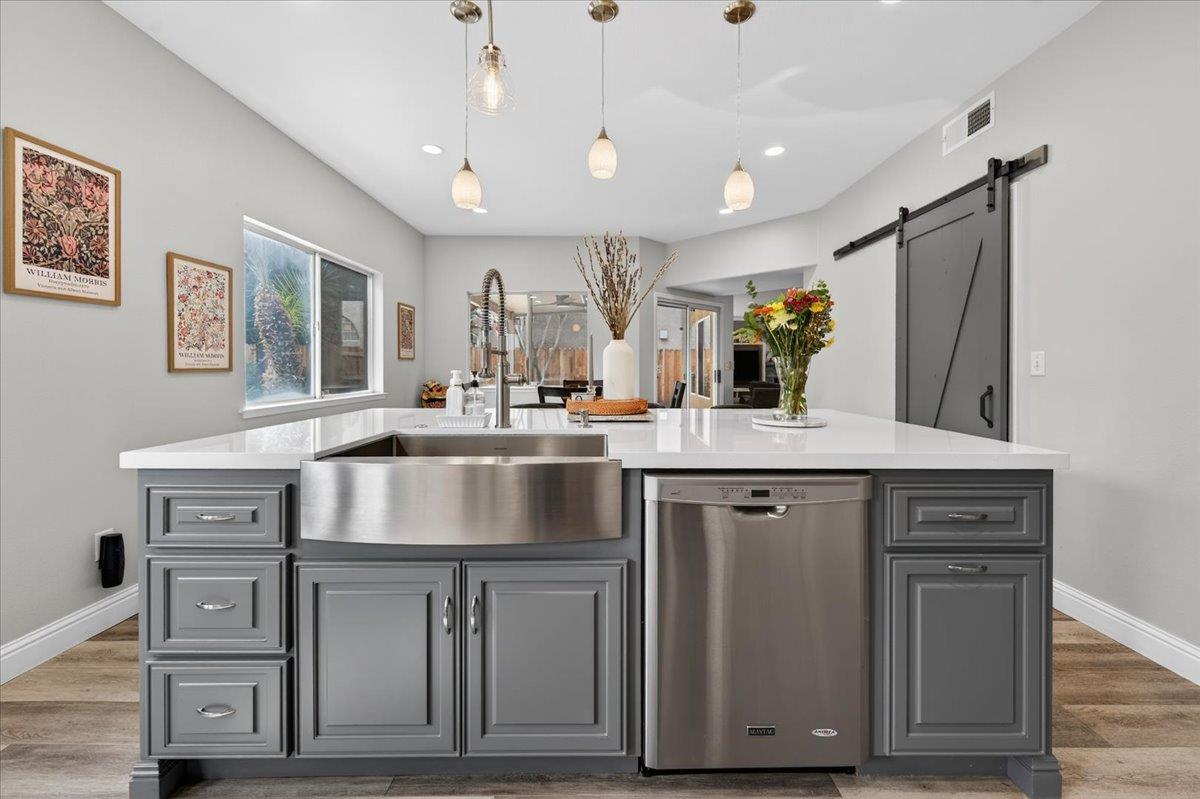 2885 E Ryan Ln, Fresno, CA 93720