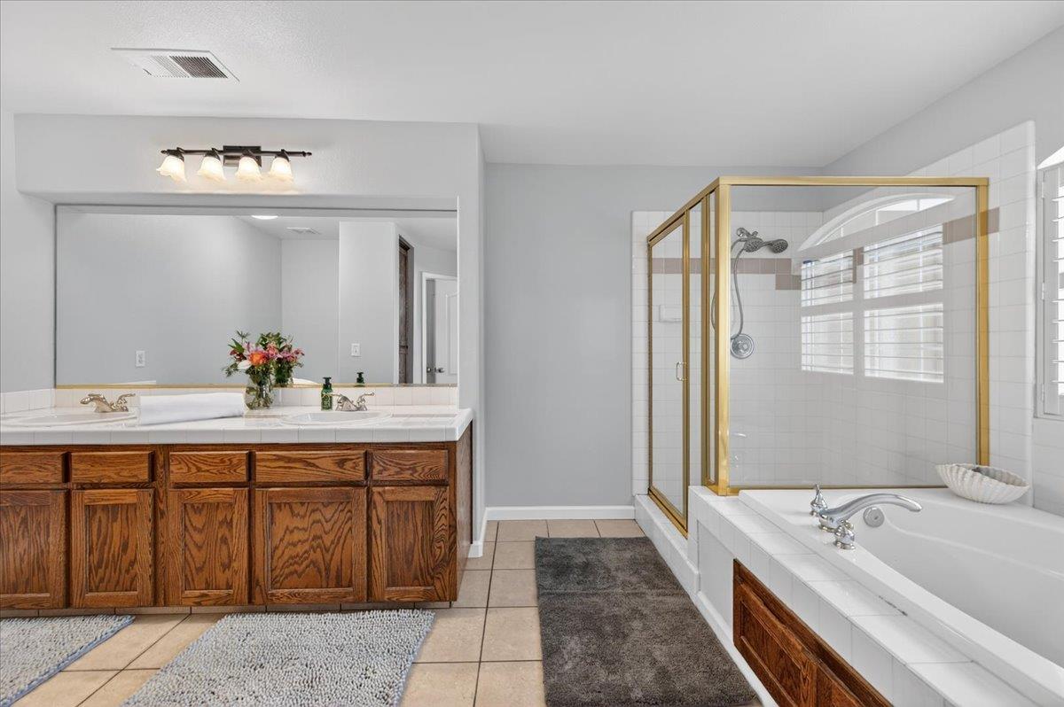 2885 E Ryan Ln, Fresno, CA 93720