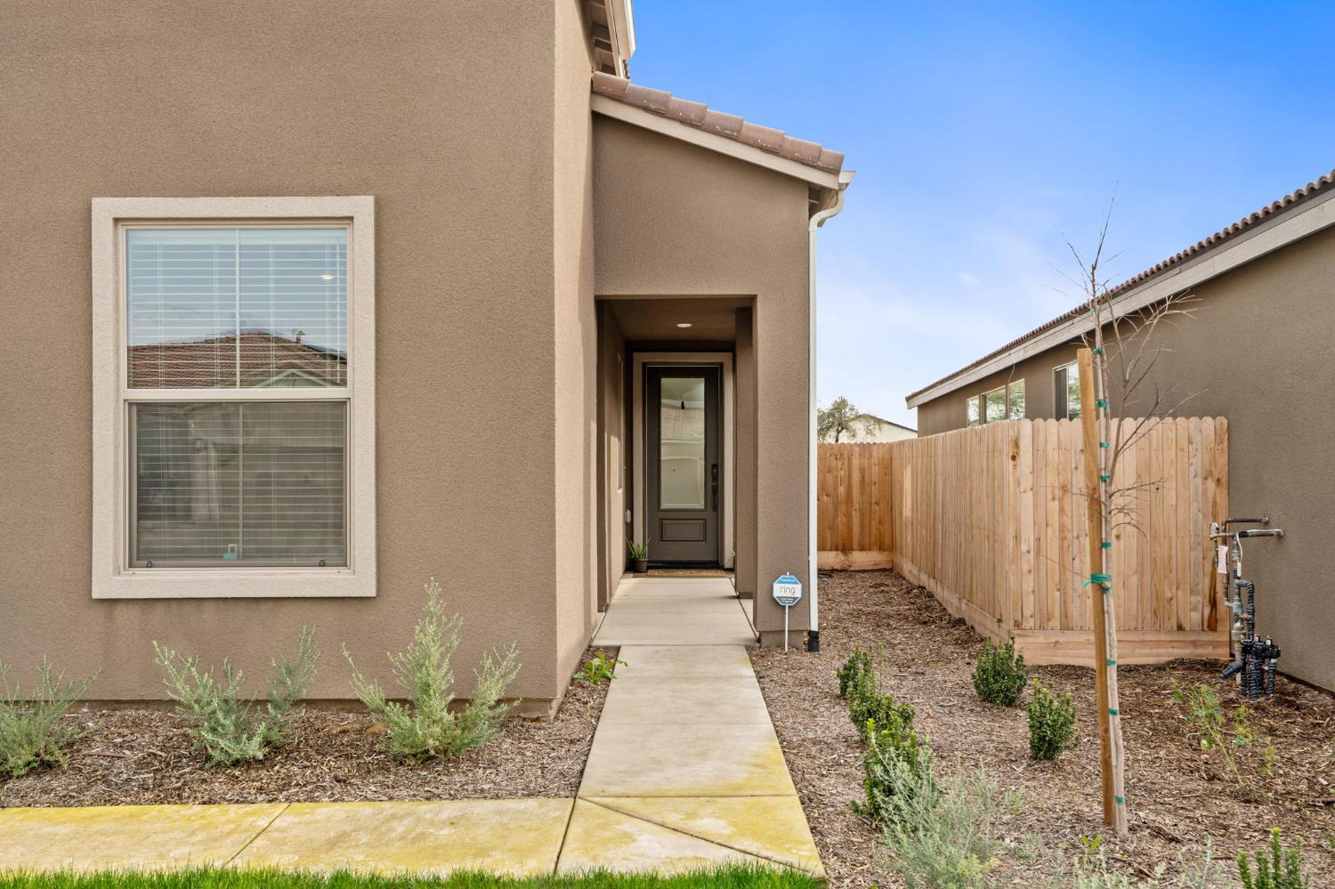 1098 Granite Dr W, Madera, CA 93636