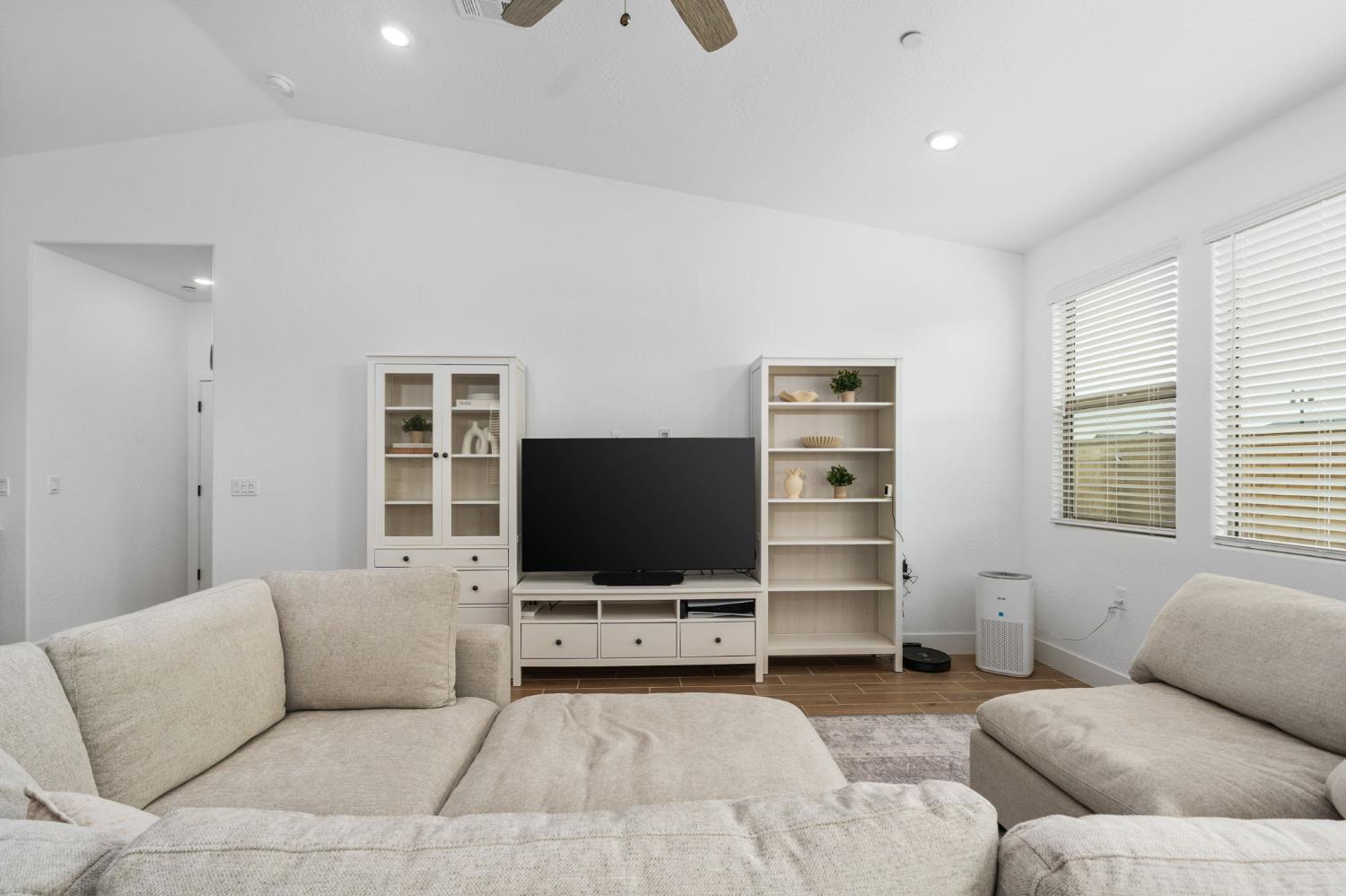 1098 Granite Dr W, Madera, CA 93636