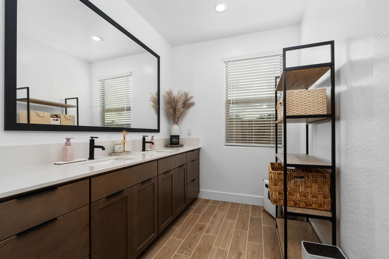 1098 Granite Dr W, Madera, CA 93636