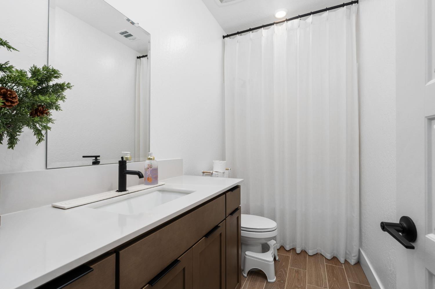 1098 Granite Dr W, Madera, CA 93636