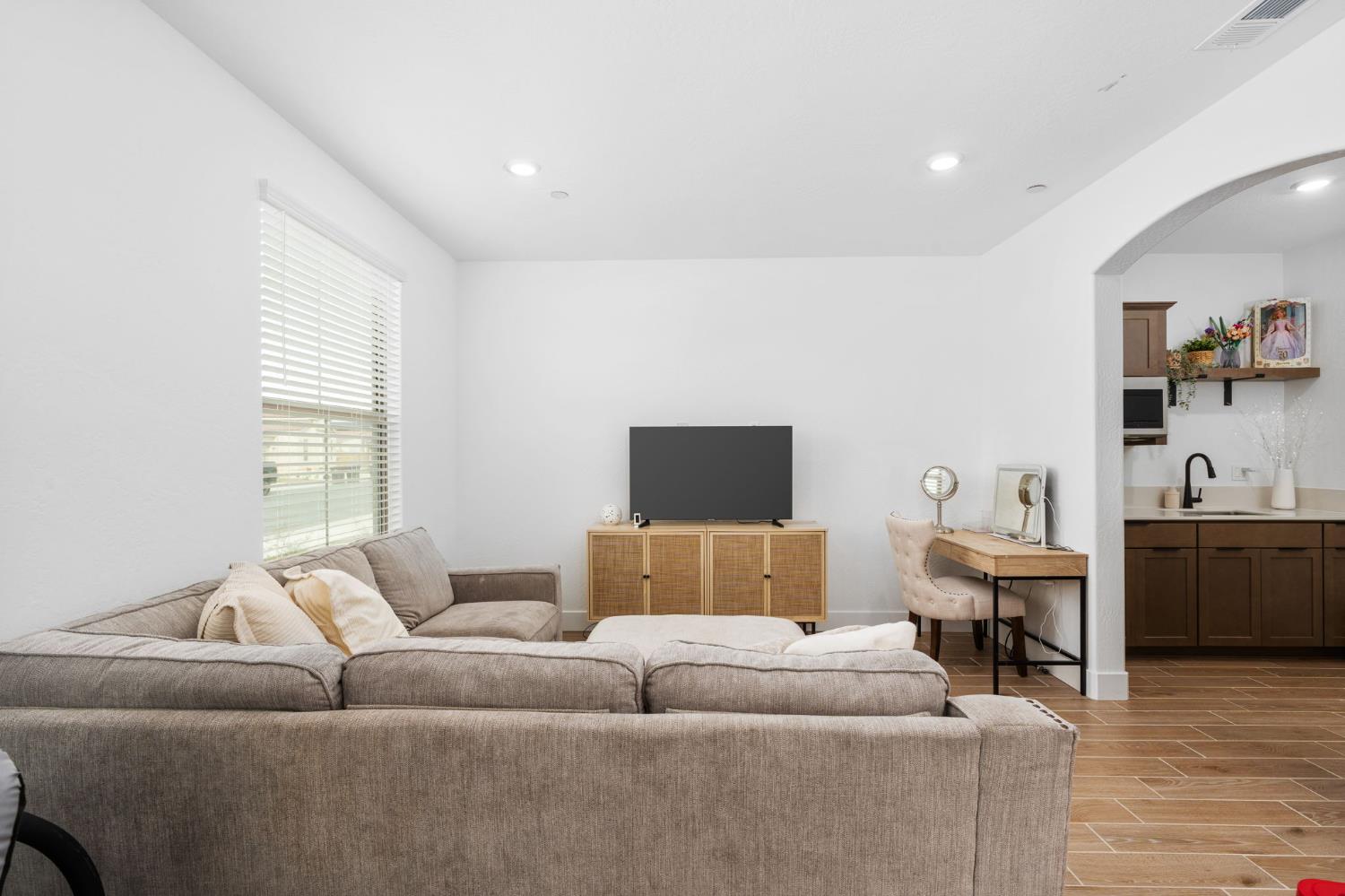 1098 Granite Dr W, Madera, CA 93636