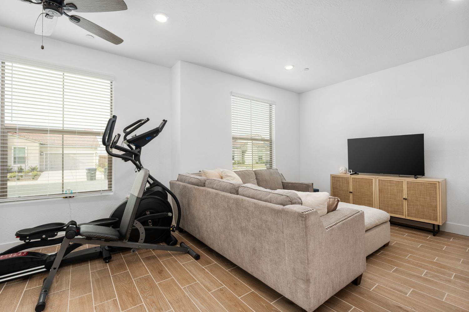 1098 Granite Dr W, Madera, CA 93636