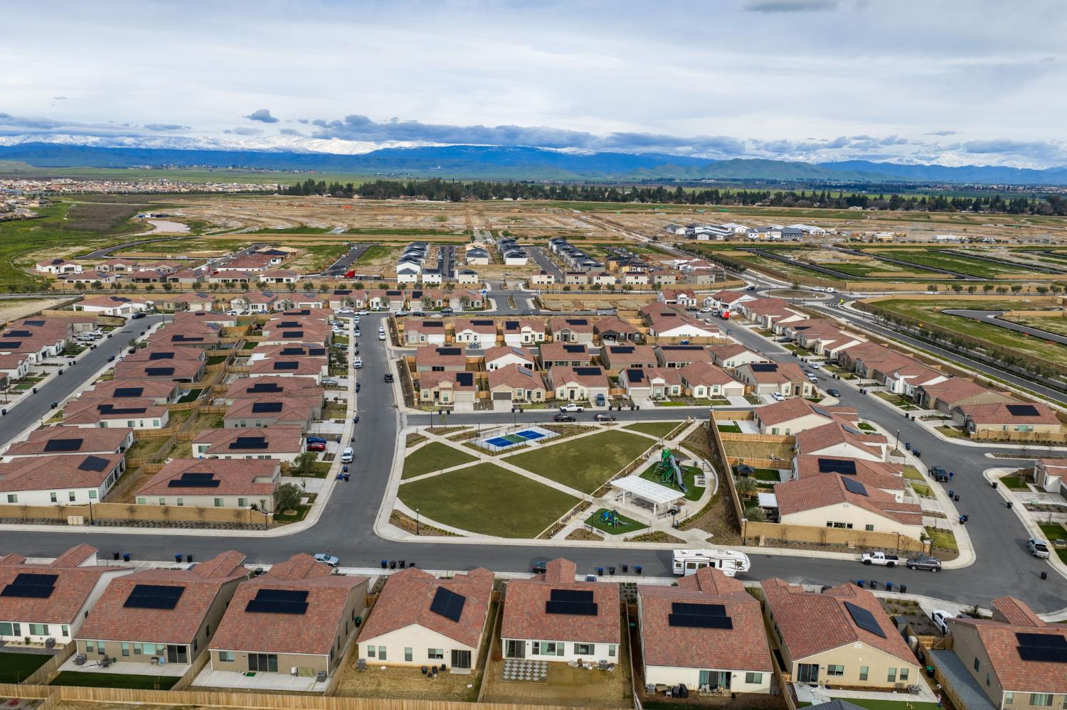 1098 Granite Dr W, Madera, CA 93636