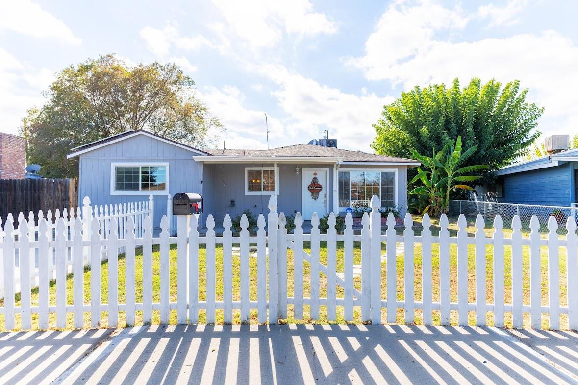 609 College Ave, Coalinga, CA 93210