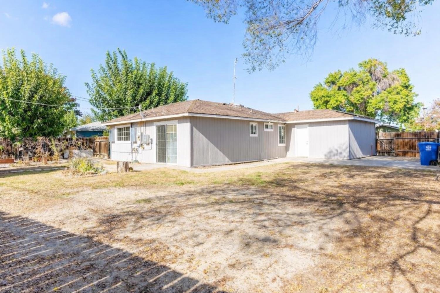 609 College Ave, Coalinga, CA 93210