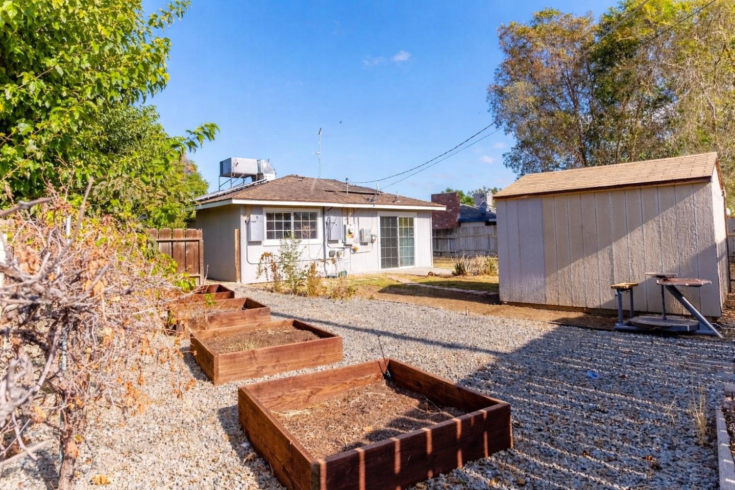 609 College Ave, Coalinga, CA 93210