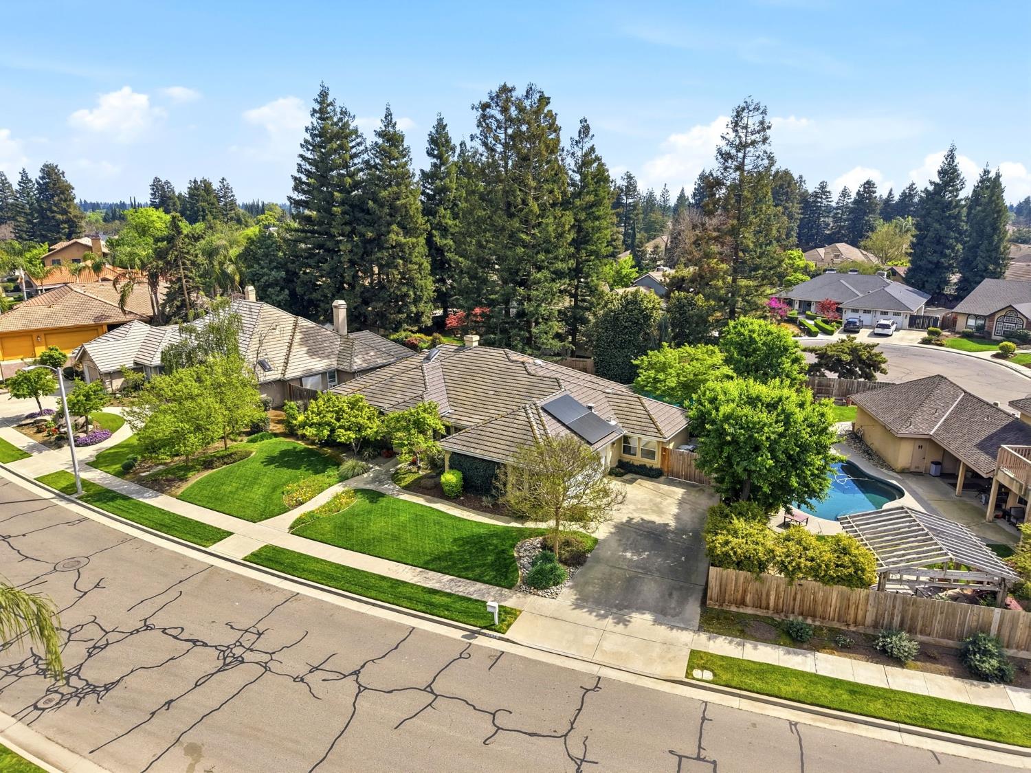 2134 SW Cottonwood Cir, Visalia, CA 93277