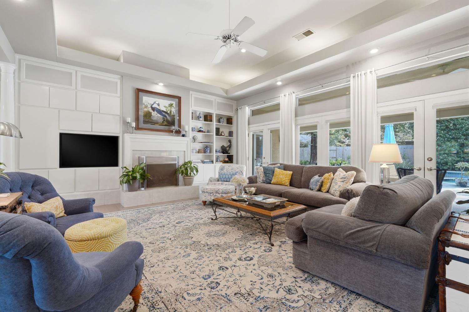 2134 SW Cottonwood Cir, Visalia, CA 93277