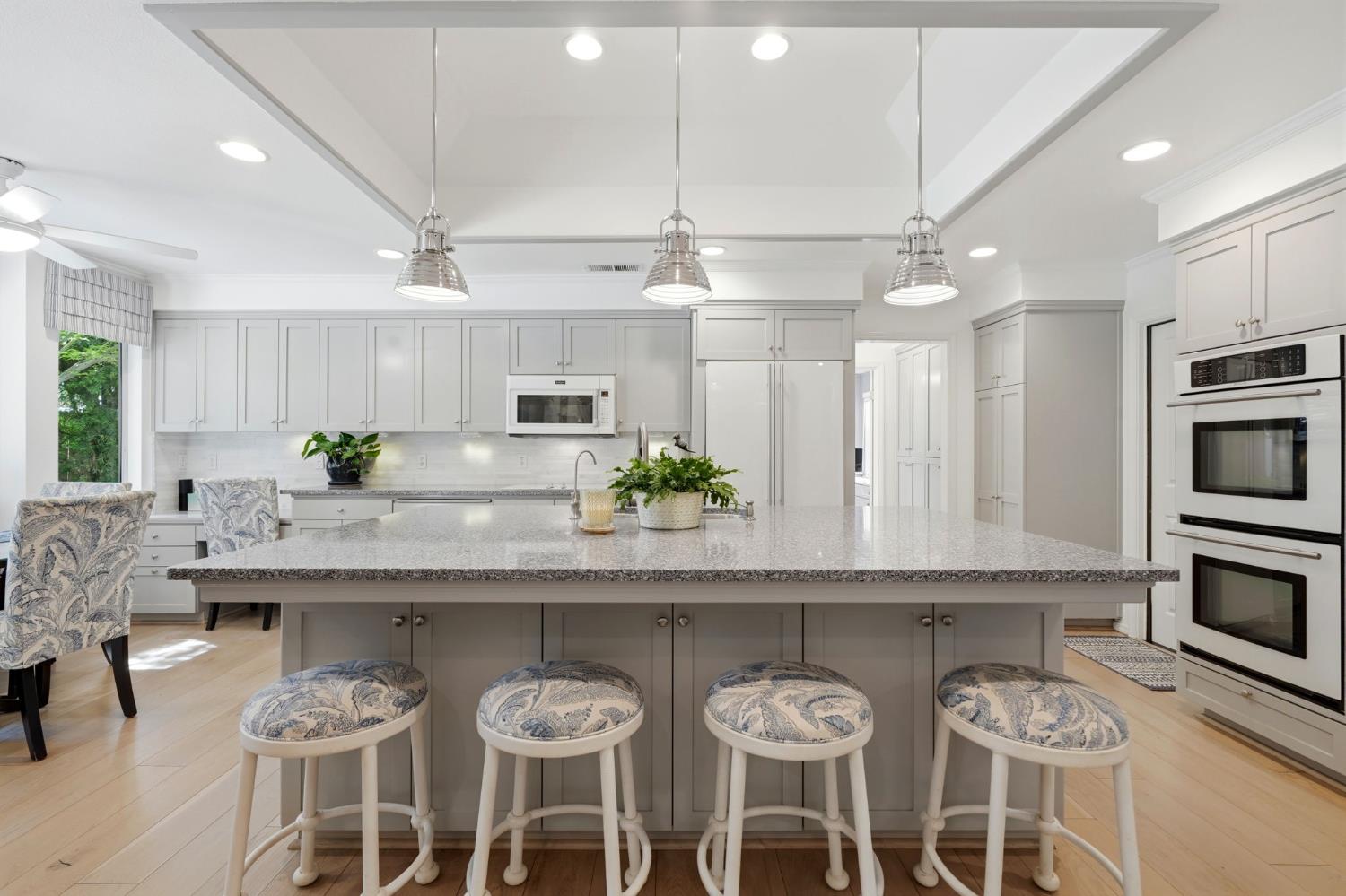 2134 SW Cottonwood Cir, Visalia, CA 93277