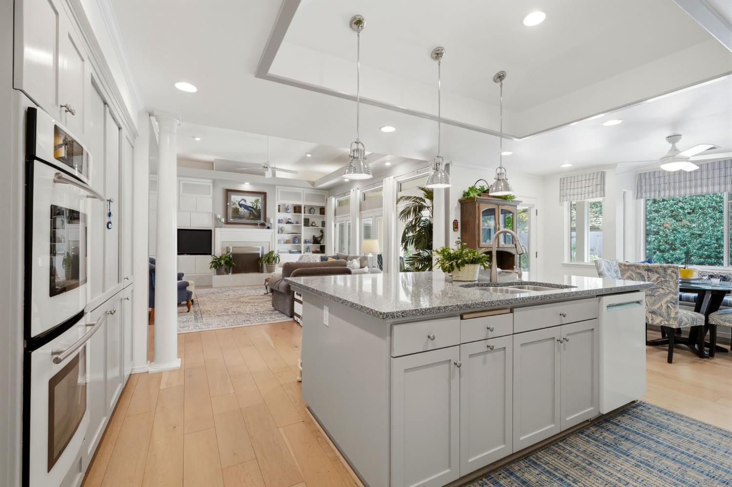 2134 SW Cottonwood Cir, Visalia, CA 93277