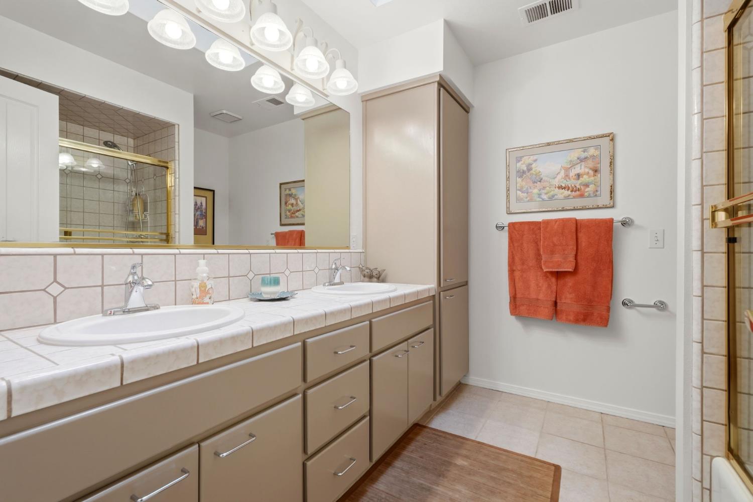 2134 SW Cottonwood Cir, Visalia, CA 93277