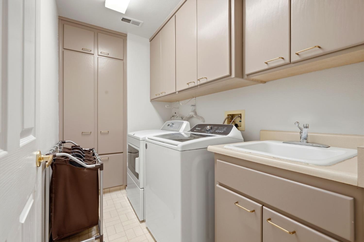 2134 SW Cottonwood Cir, Visalia, CA 93277