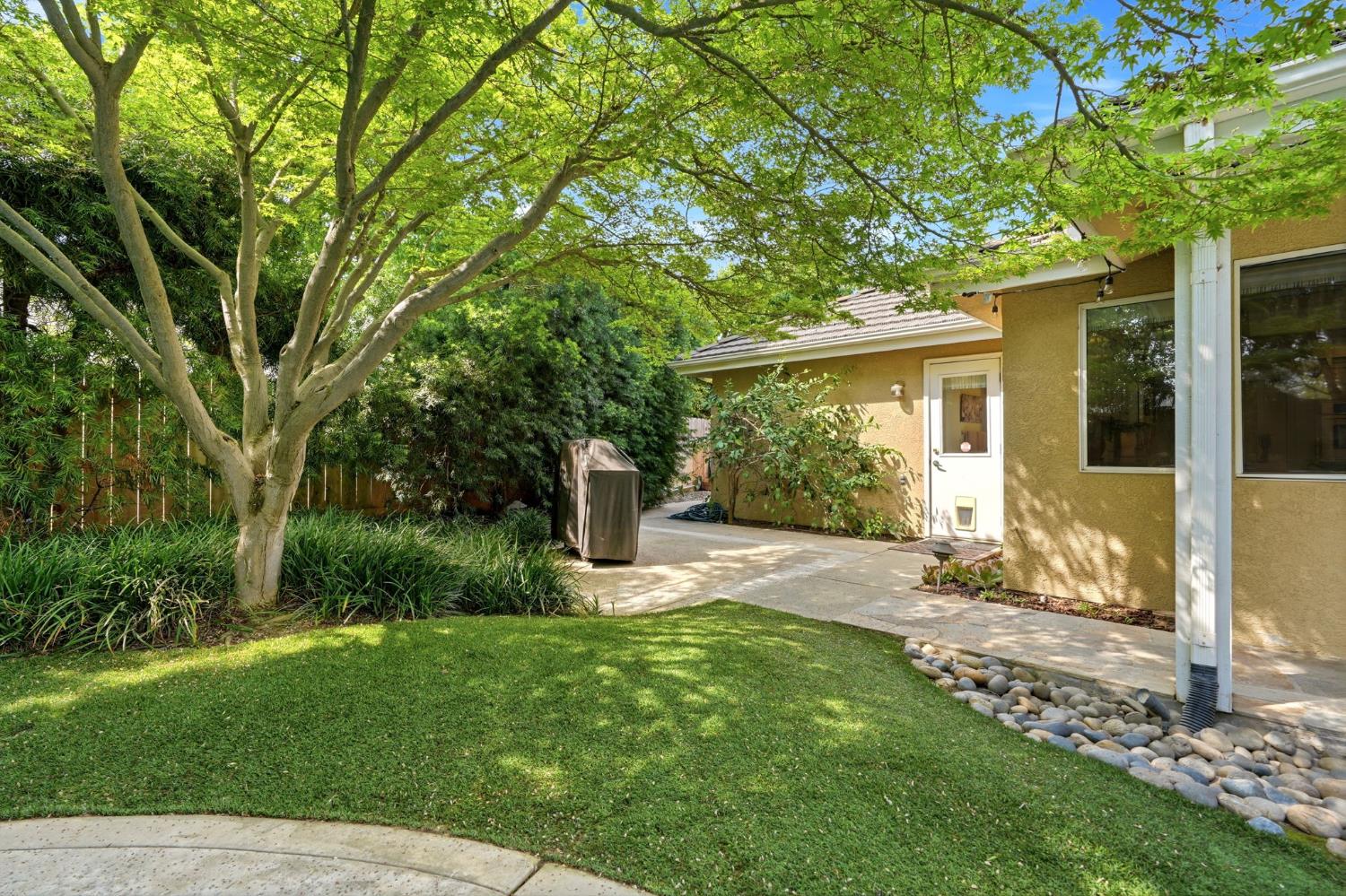 2134 SW Cottonwood Cir, Visalia, CA 93277